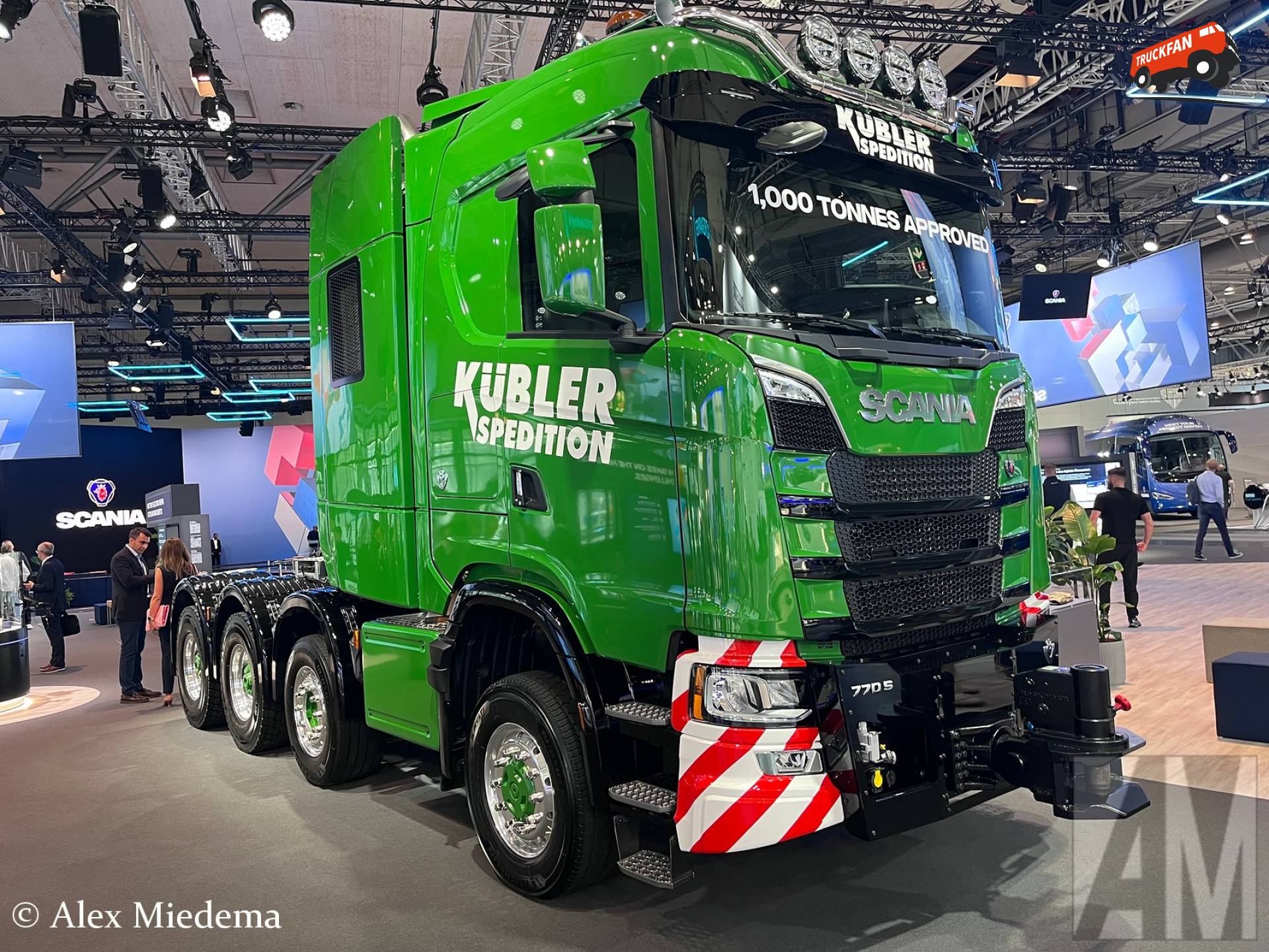Elektrische trucks zijn leuk, maar voor deze duizendtonner was de sterkste Scania V8 dieselmotor denk ik toch een verstandiger keus voor de aandrijving.