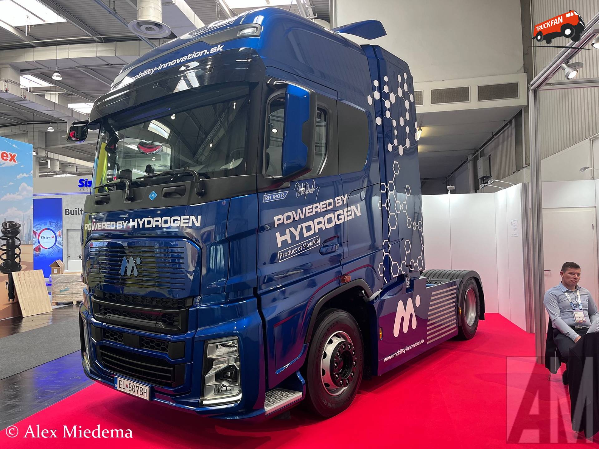 De Mobility & Innovation RH 120 R is een Slovaakse waterstoftruck op basis van het Ford F-Max platform.