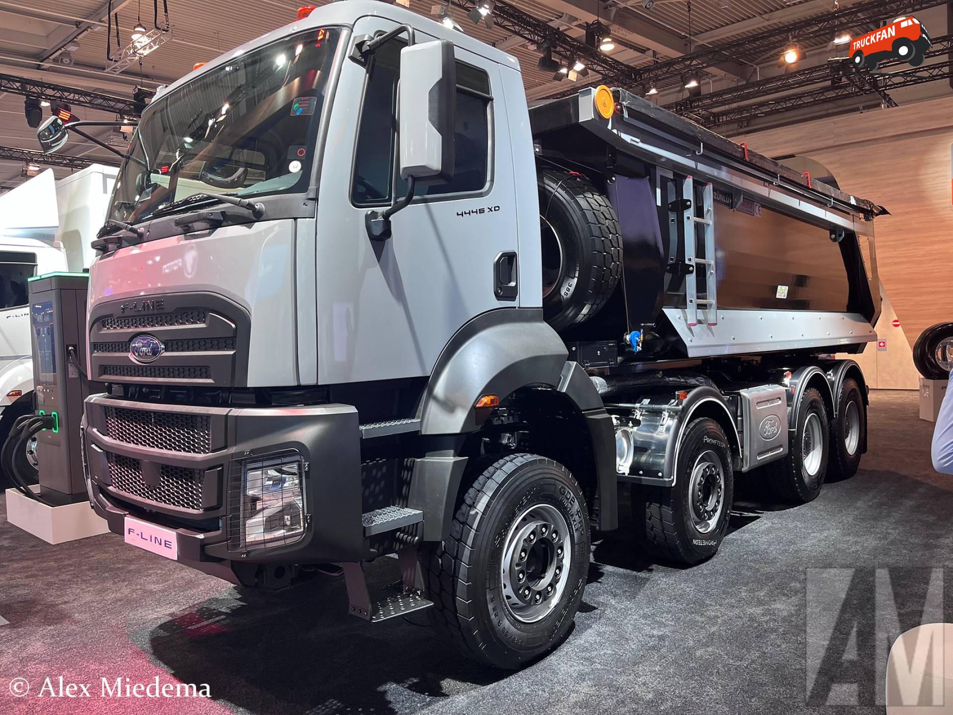 Ford F-Line 4446 XD met Ozünlü kipperopbouw.
