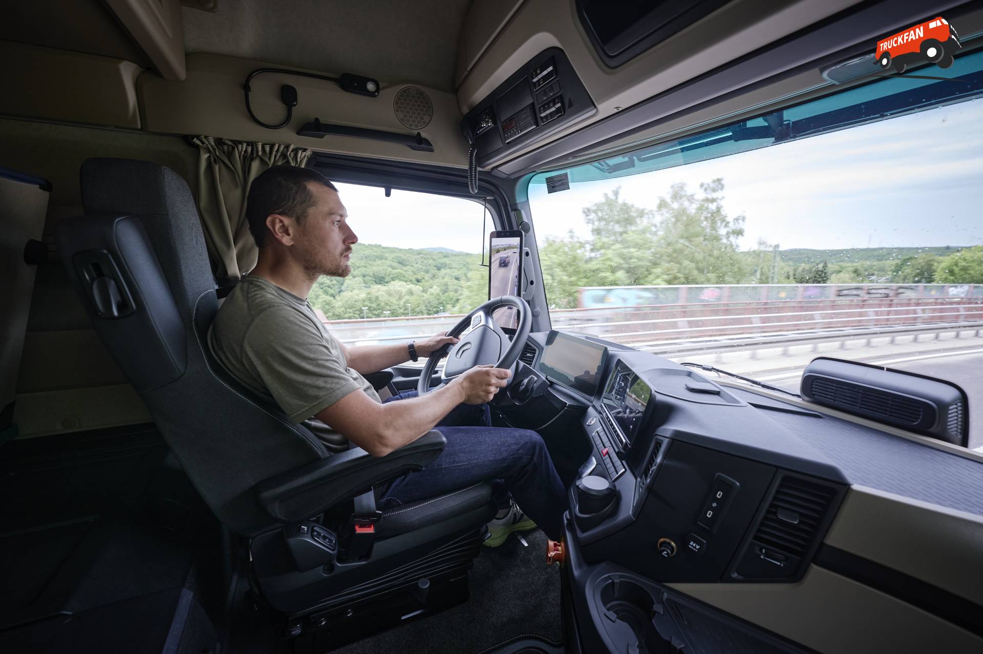 Tobias Wagner en zijn elektrische expeditietruck starten wereldreis