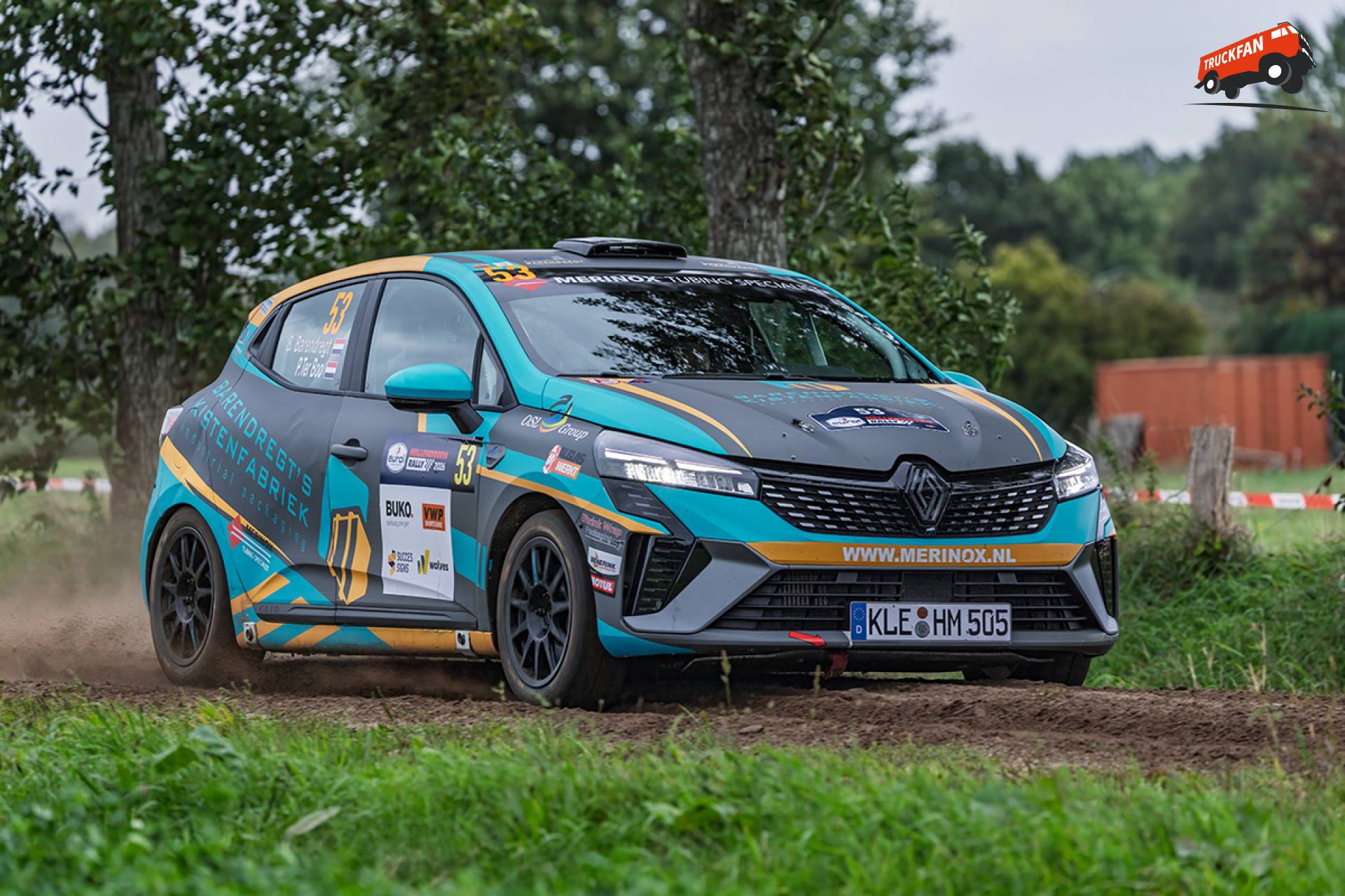 Renault Clio op onverharde weg tijdens de Rally van Hellendoorn