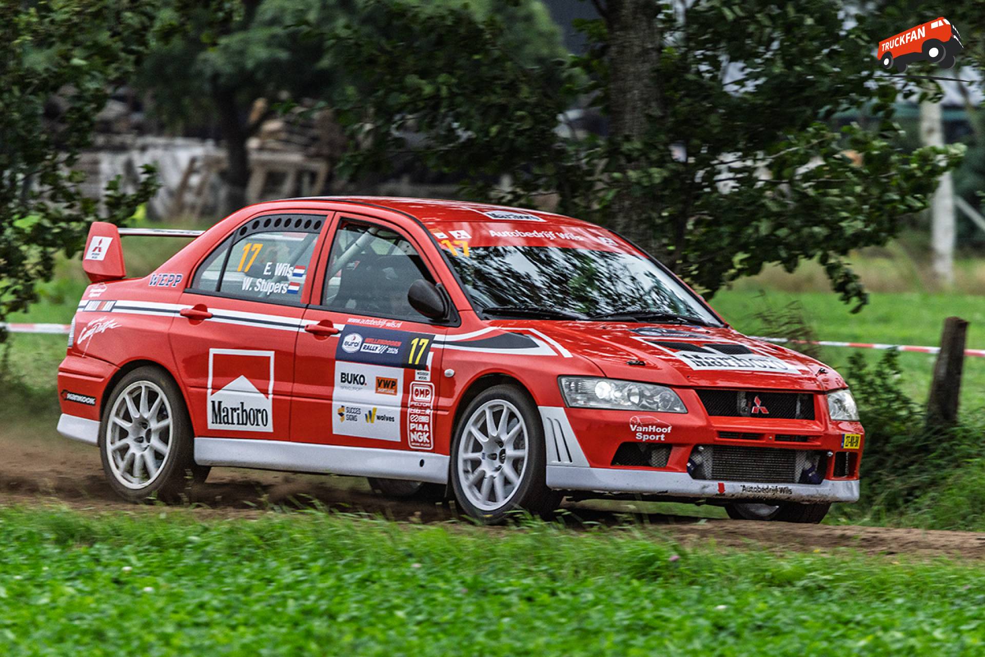 Mitsubishi Lancer Evolution VII met nummer 17