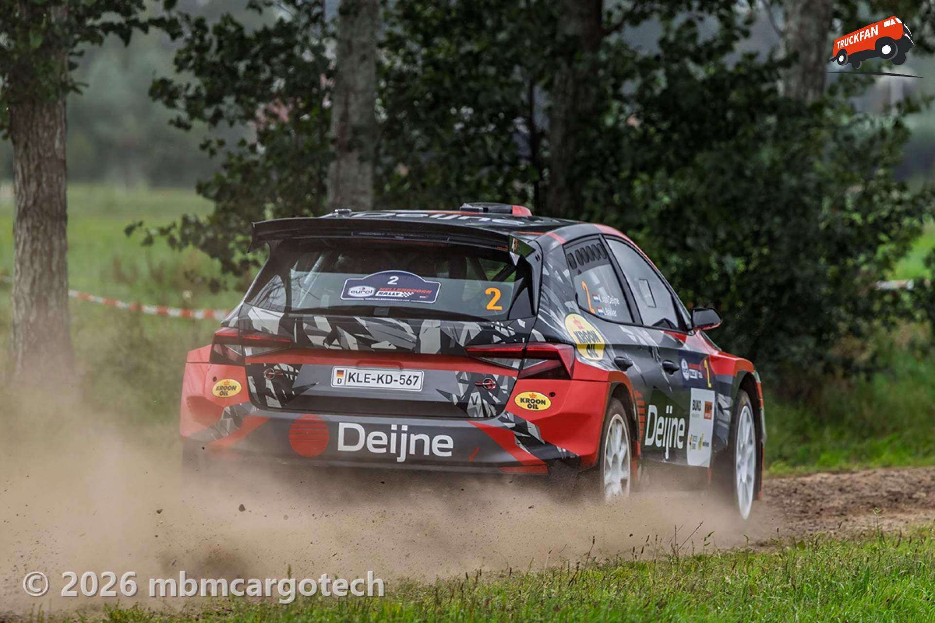 Skoda Fabia Rally2 op een gravelweg