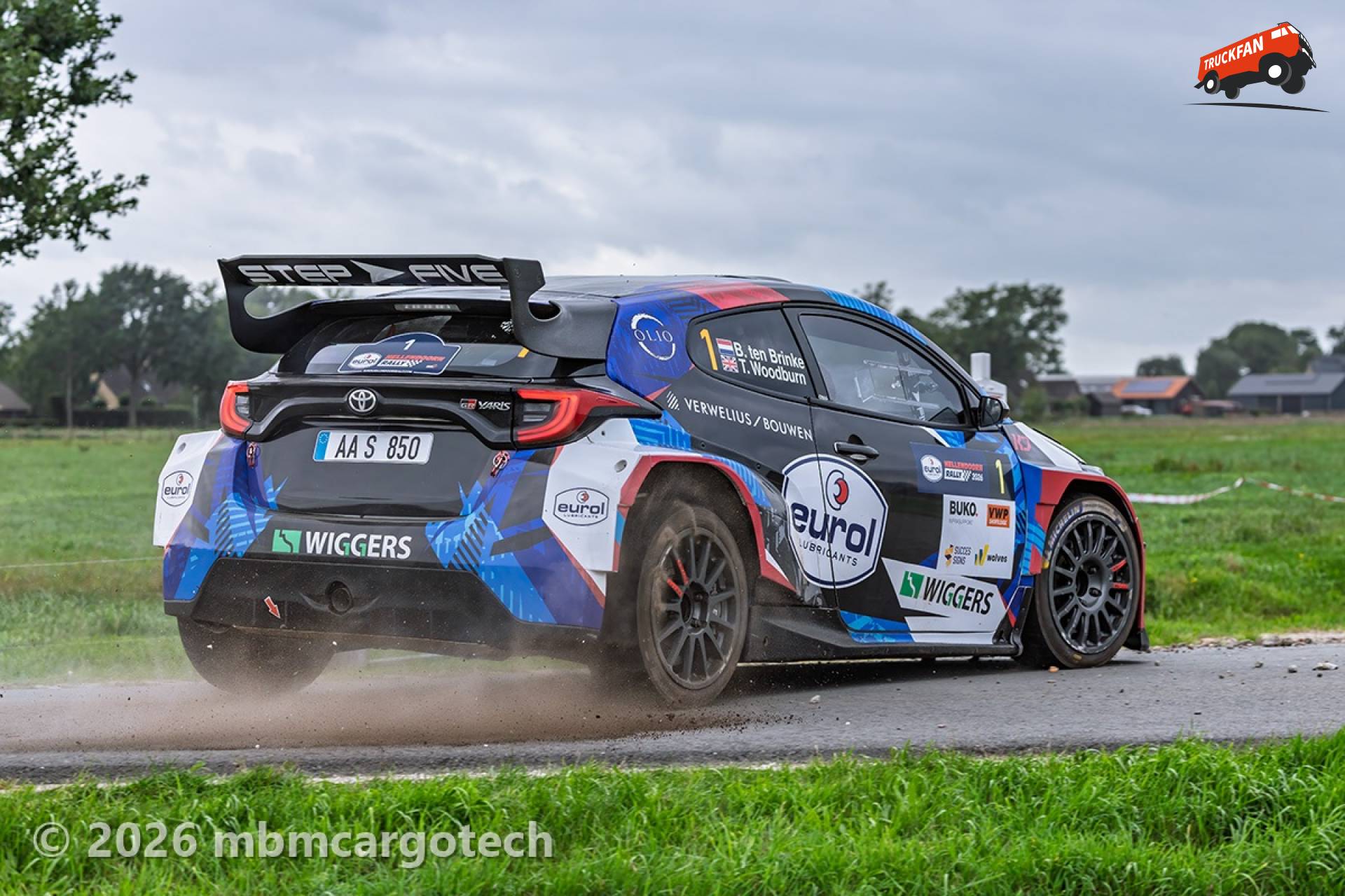 Toyota GR Yaris Rally2 linker achterwiel los