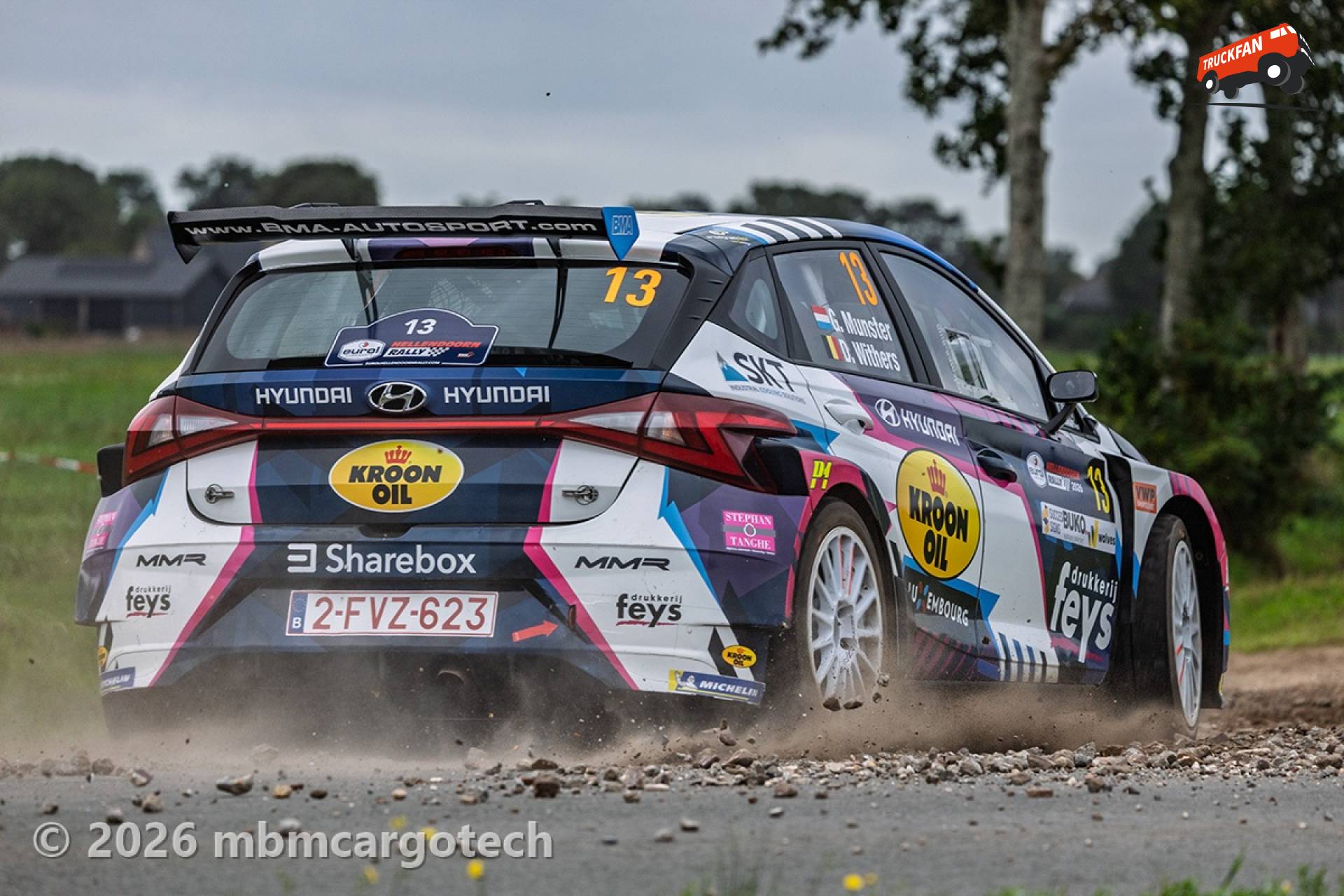 Hyundai i20 N Rally2 in Stof en Stenen