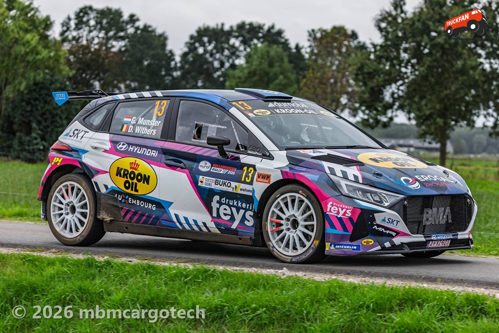Hyundai i20 N Rally2 met coureur en navigator
