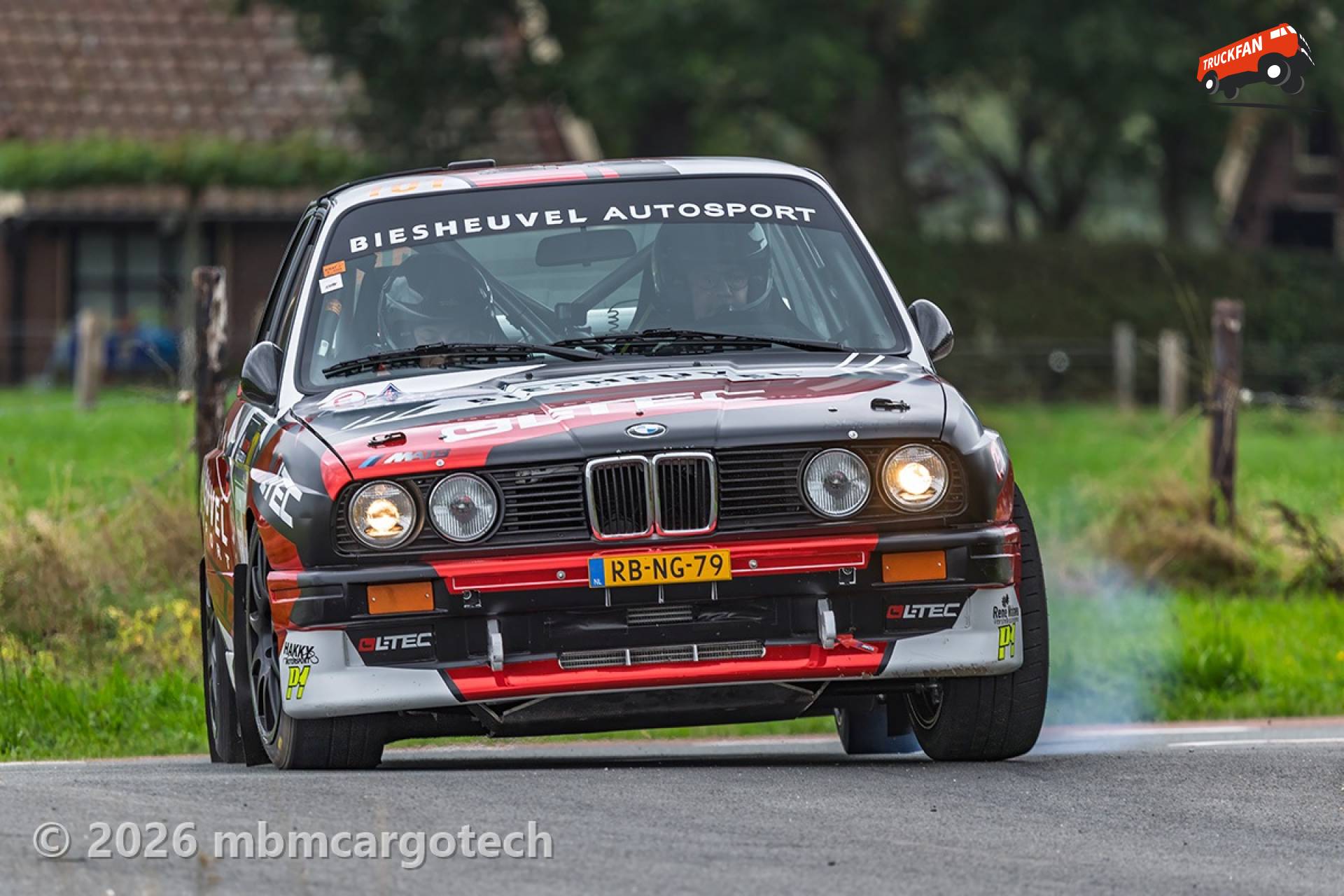 De BMW M3 die door een scherpe bocht driften