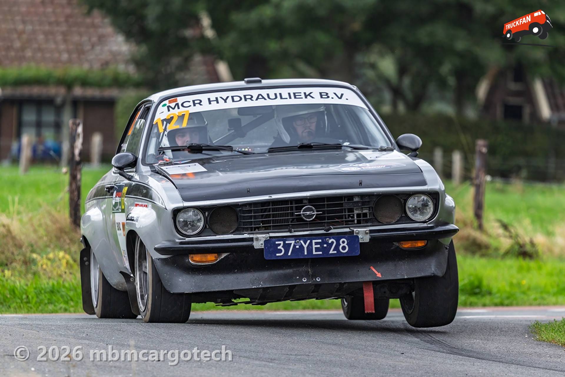 Opel Manta met brede spatborden die een bocht neemt