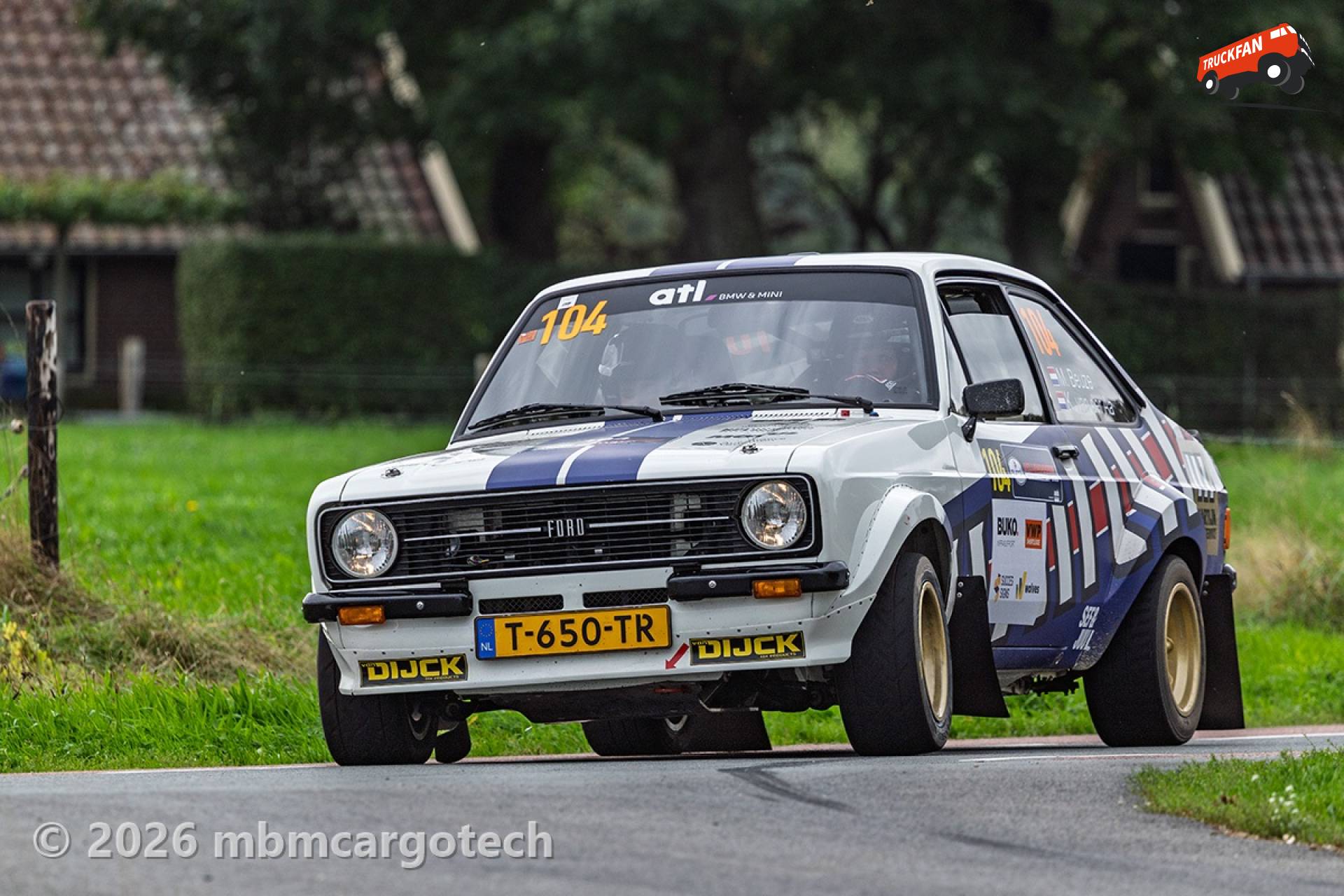 Ford Escort RS 2000 die een scherpe bocht nadert