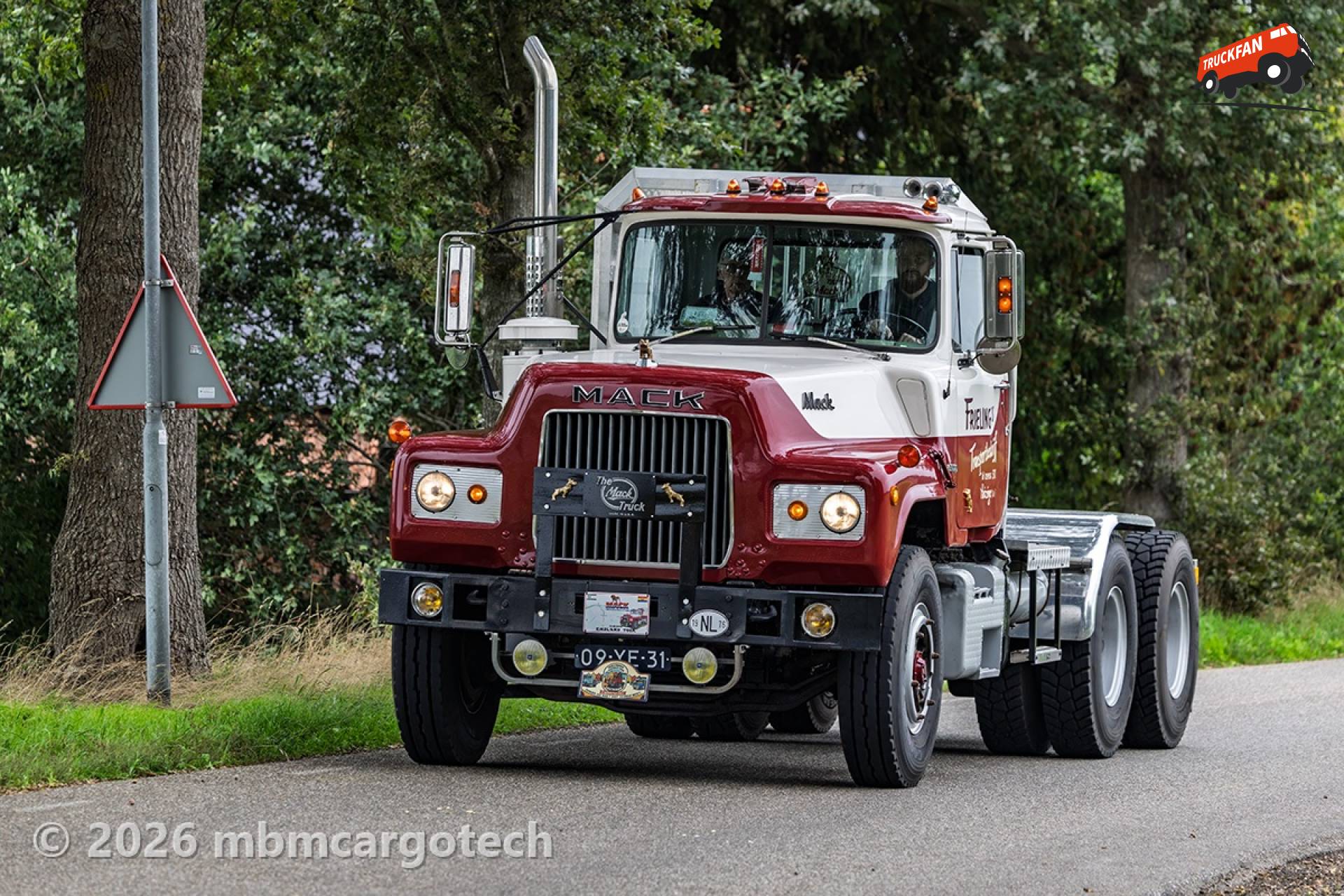 Mack DM 685 S Truck van Frieling