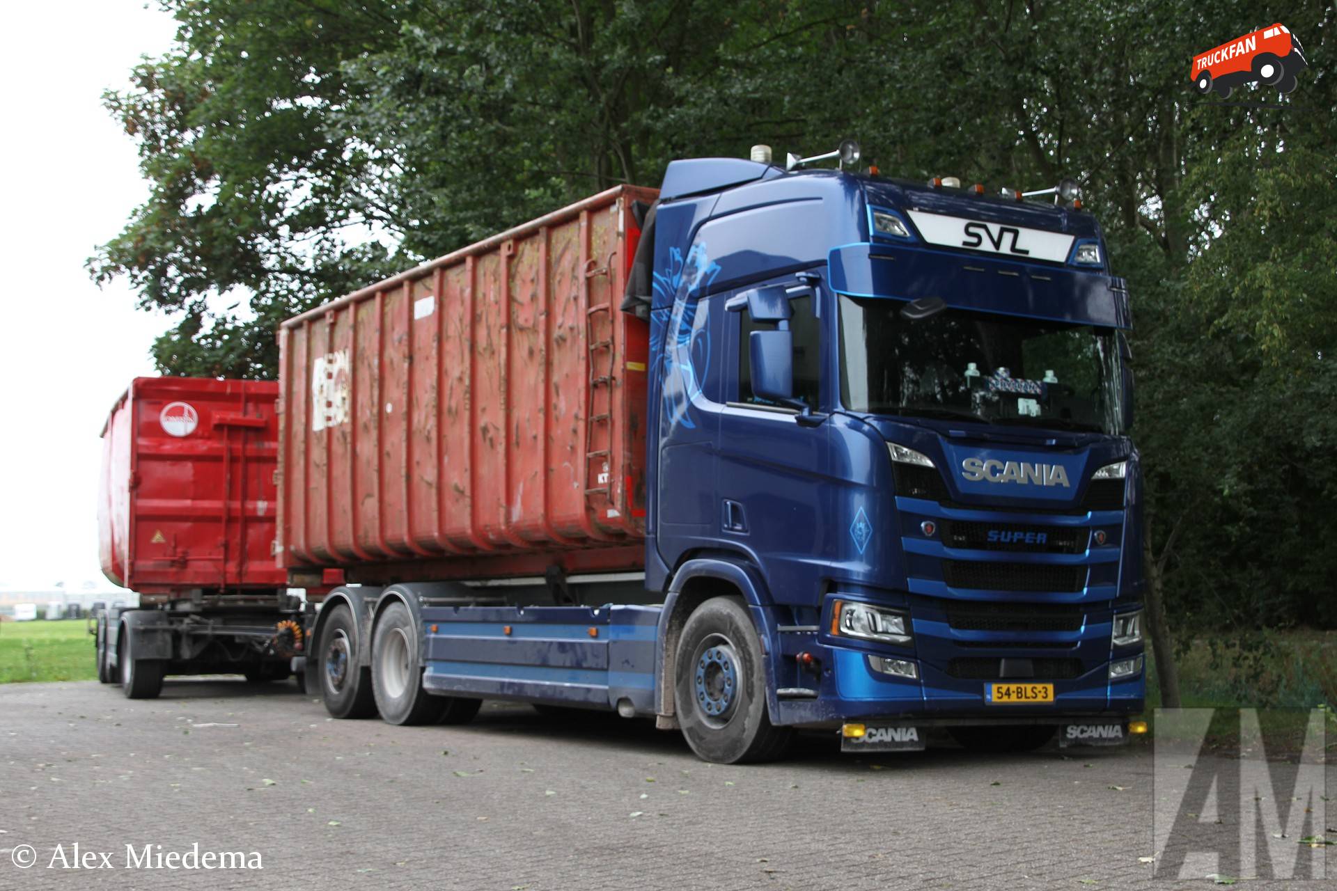 Scania R450 vrachtwagen met Omrin containers