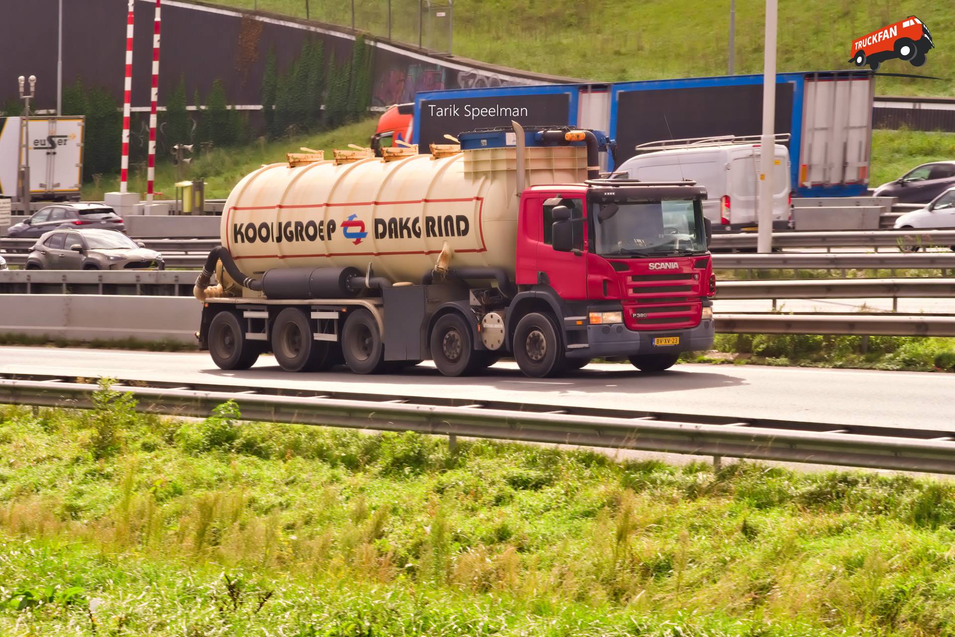Scania P380 met kenteken BV-XV-23 op A16