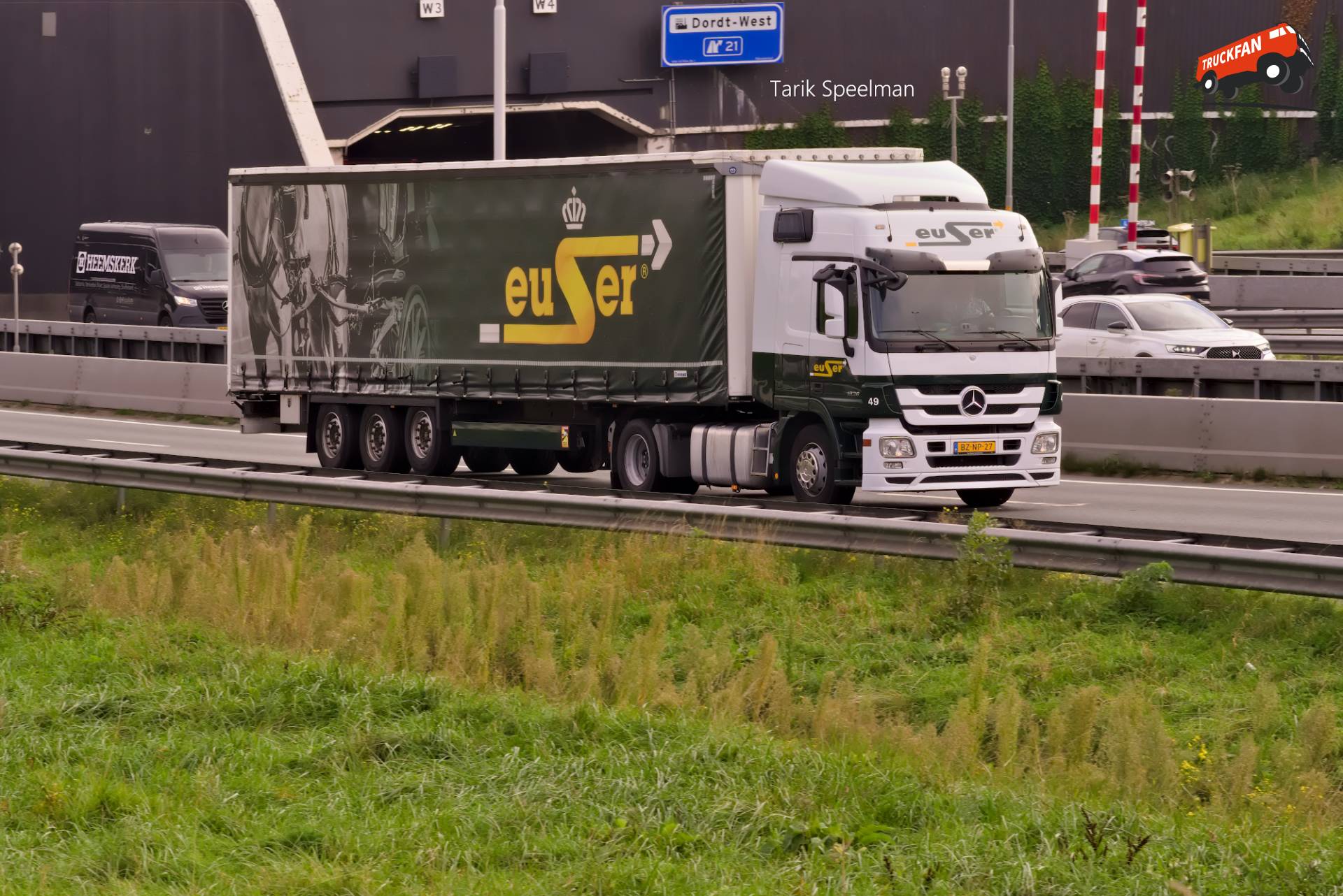 49, Mercedes-Benz Actros MP3 van Koninklijke Euser op A16
