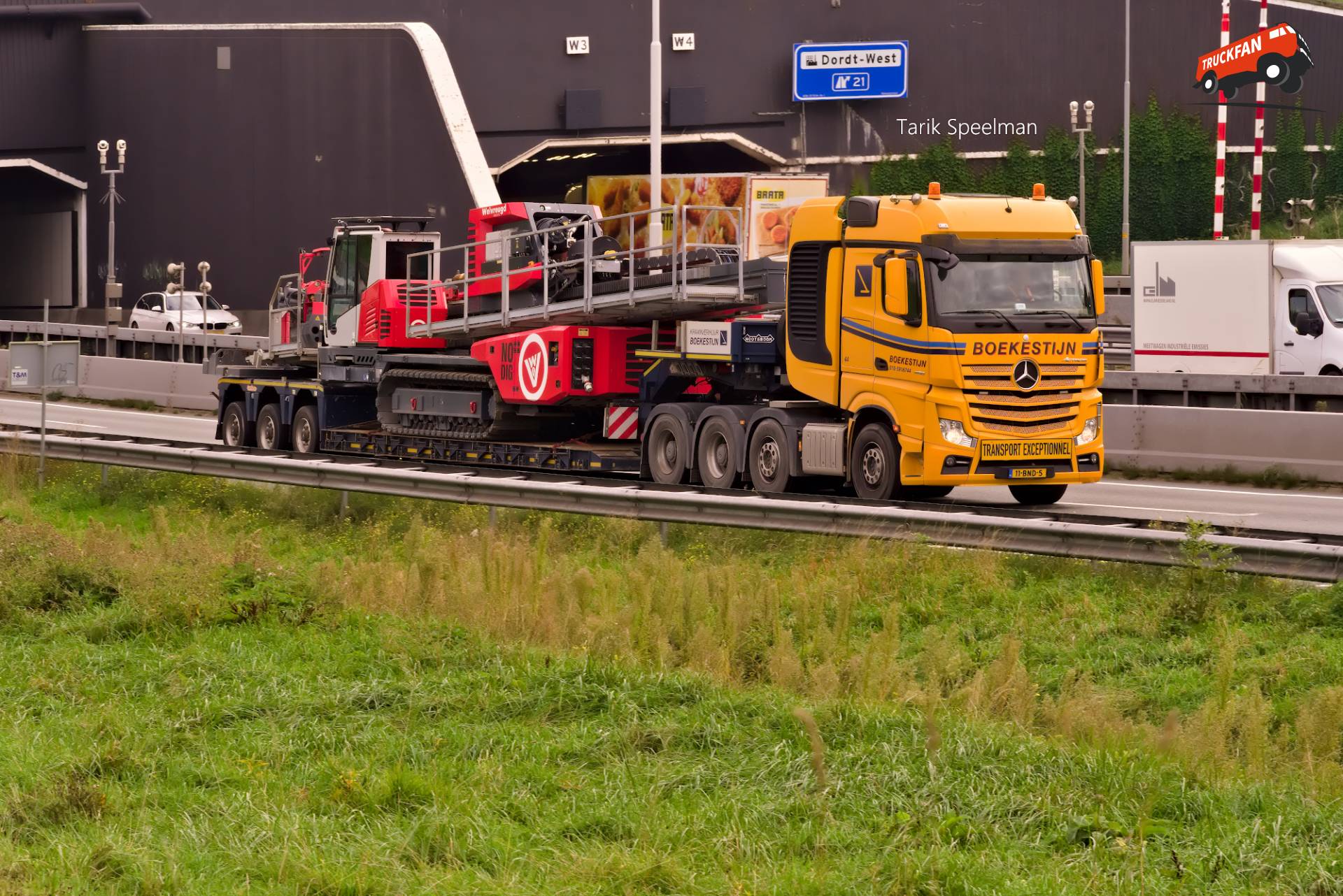 44, Mercedes-Benz Actros MP4 vrachtwagen op A16