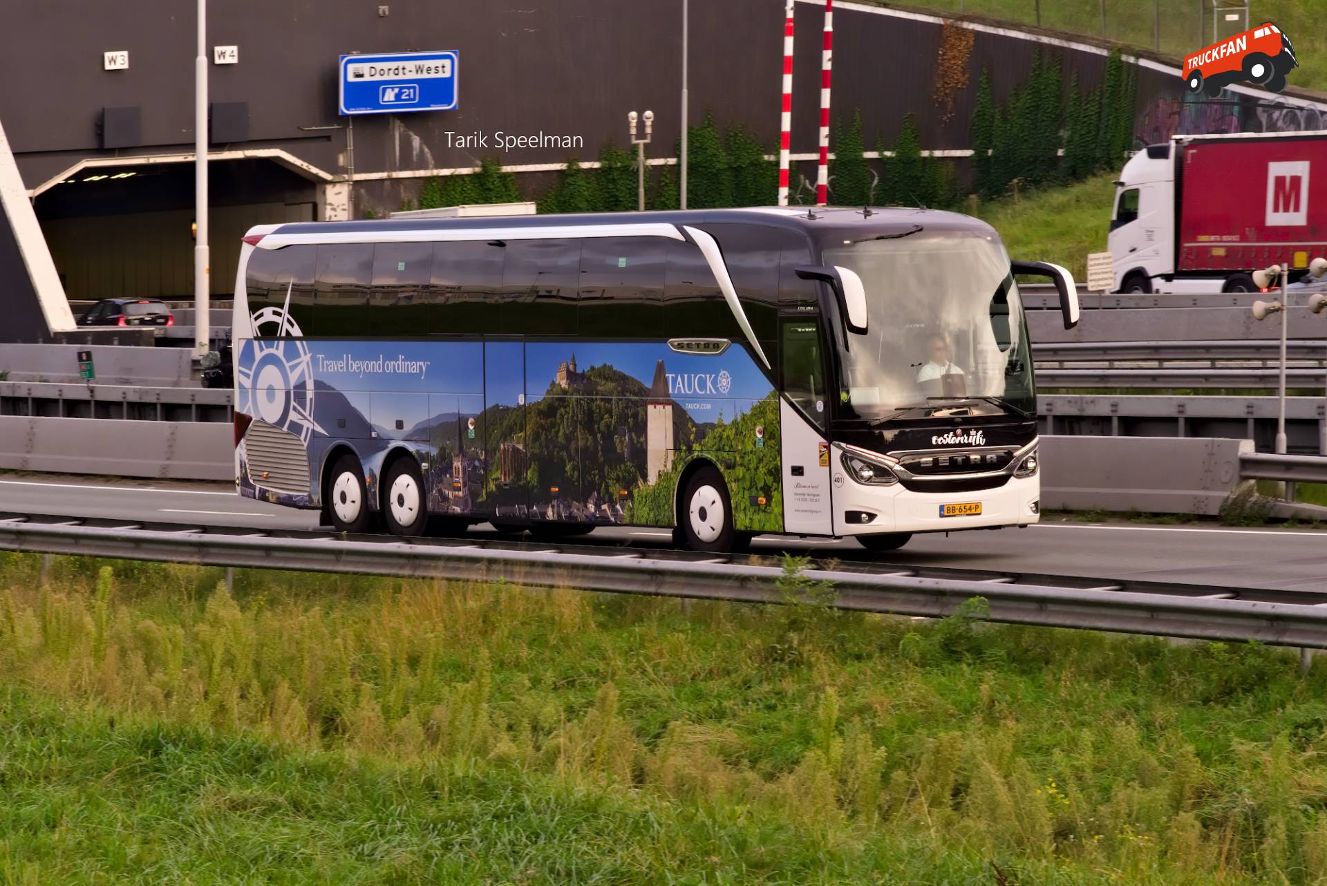 401, Setra S 516 HDH touring coach with license plate BB-654-P