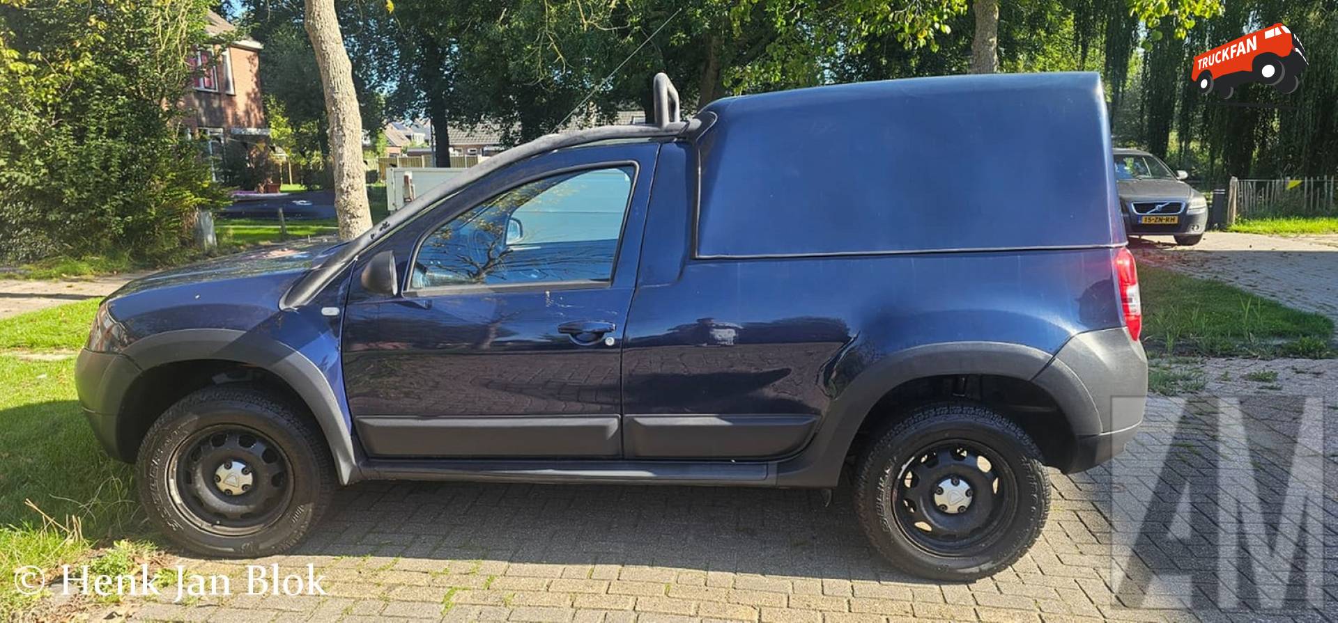 Zeldzame Dacia Duster pick-up in Workum