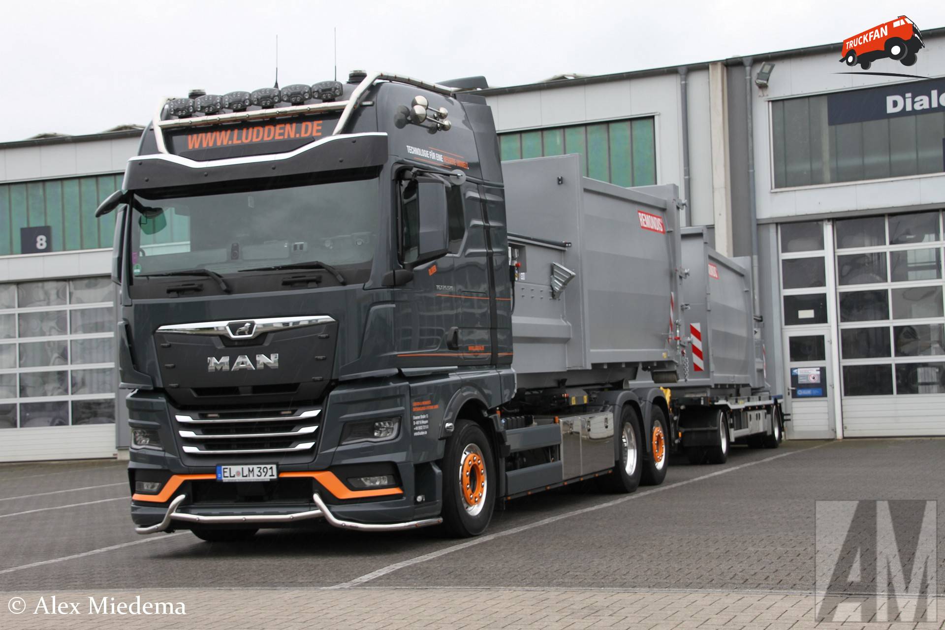 MAN TGX vrachtwagen met Remondis perscontainers