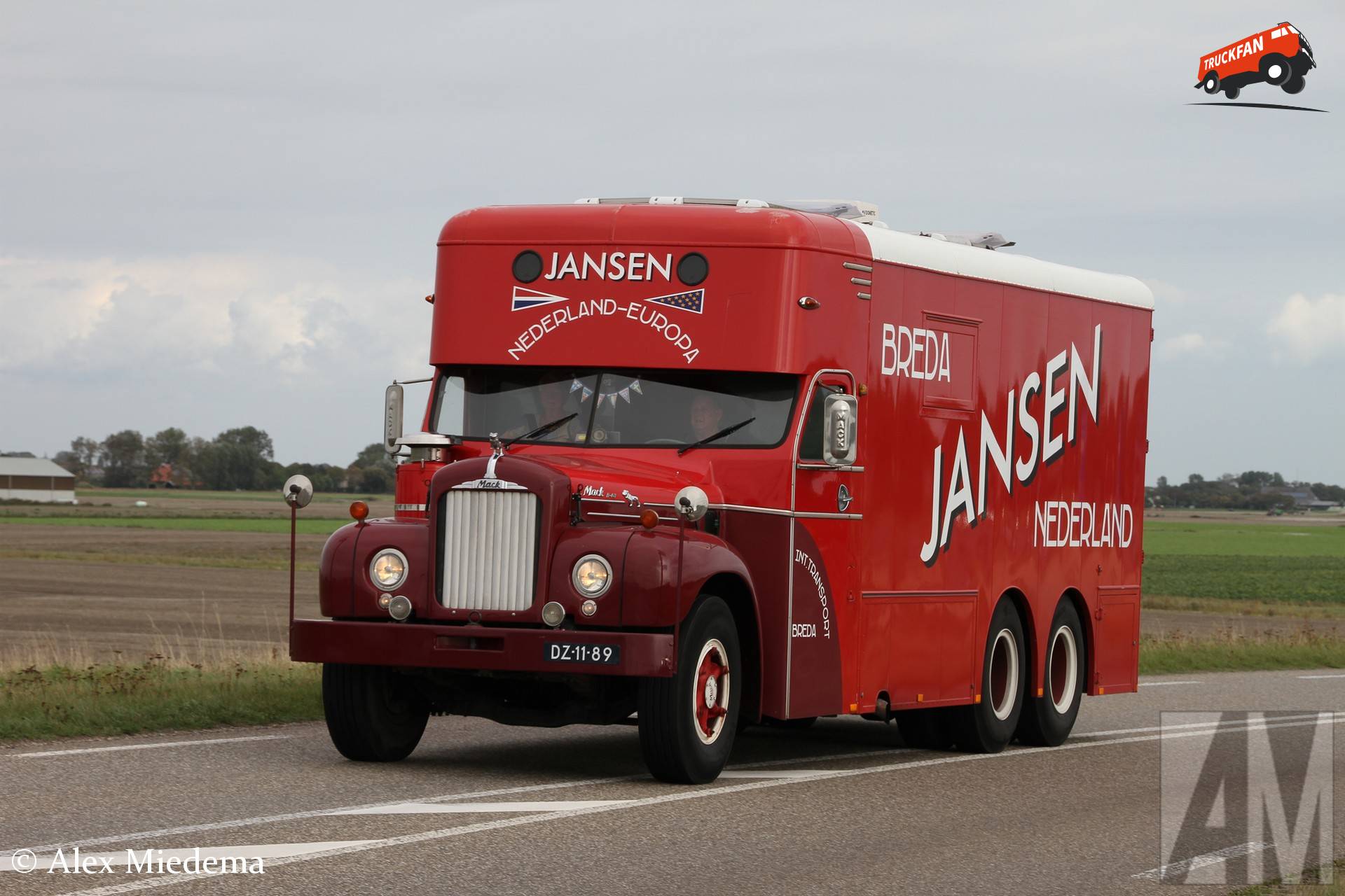 Mack B 43 S truck uit 1960 in Harlingen