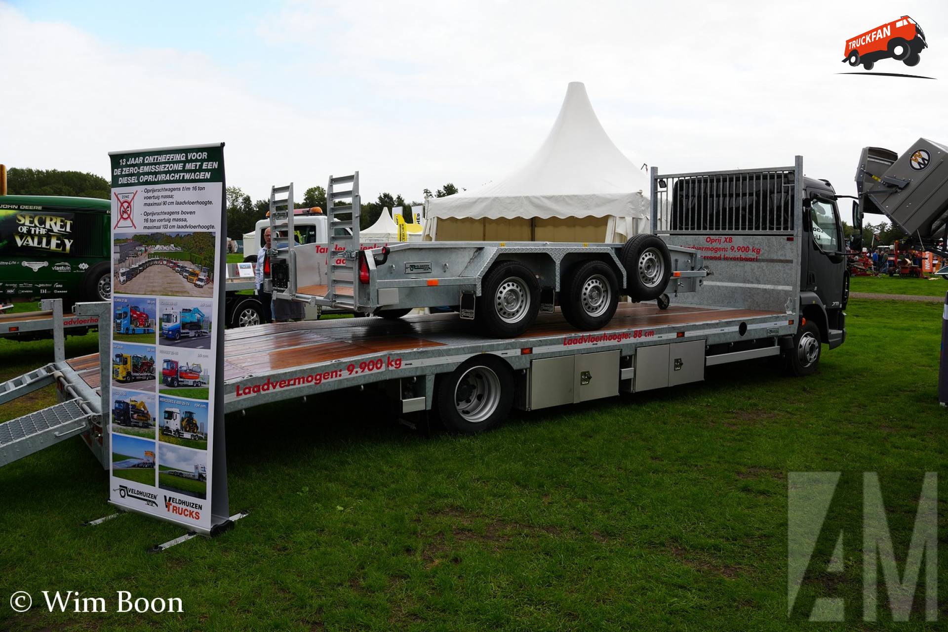 Veldhuizen aanhangwagen en DAF XB bij vakbeurs Biddinghuizen