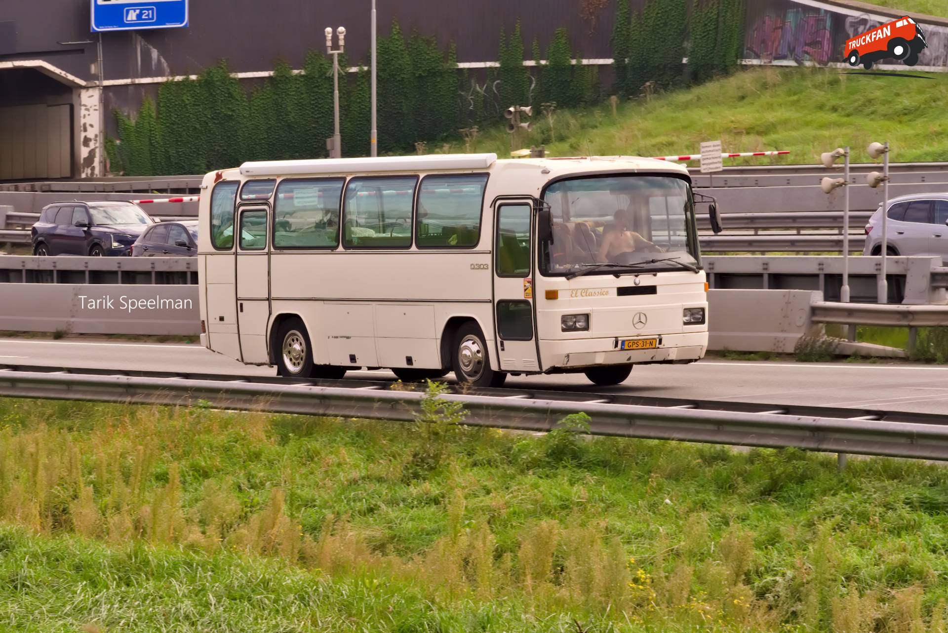 Mercedes-Benz O303 camper op A16