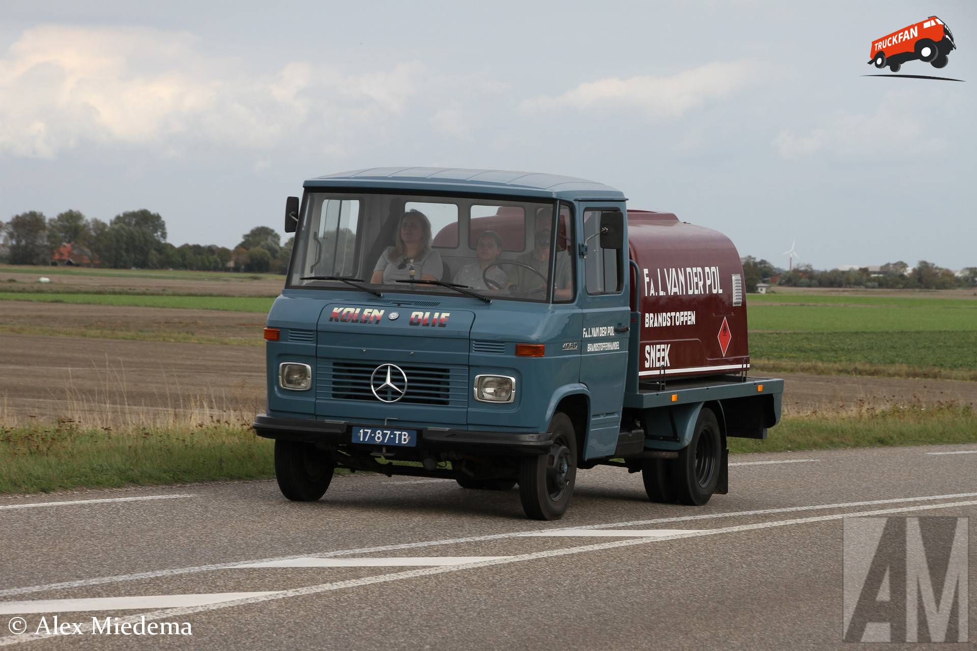 Mercedes-Benz 406D truck with removable oil tank