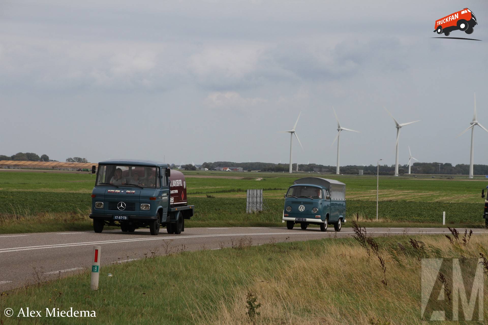Mercedes-Benz 406D en Volkswagen Transporter T2 in Harlingen