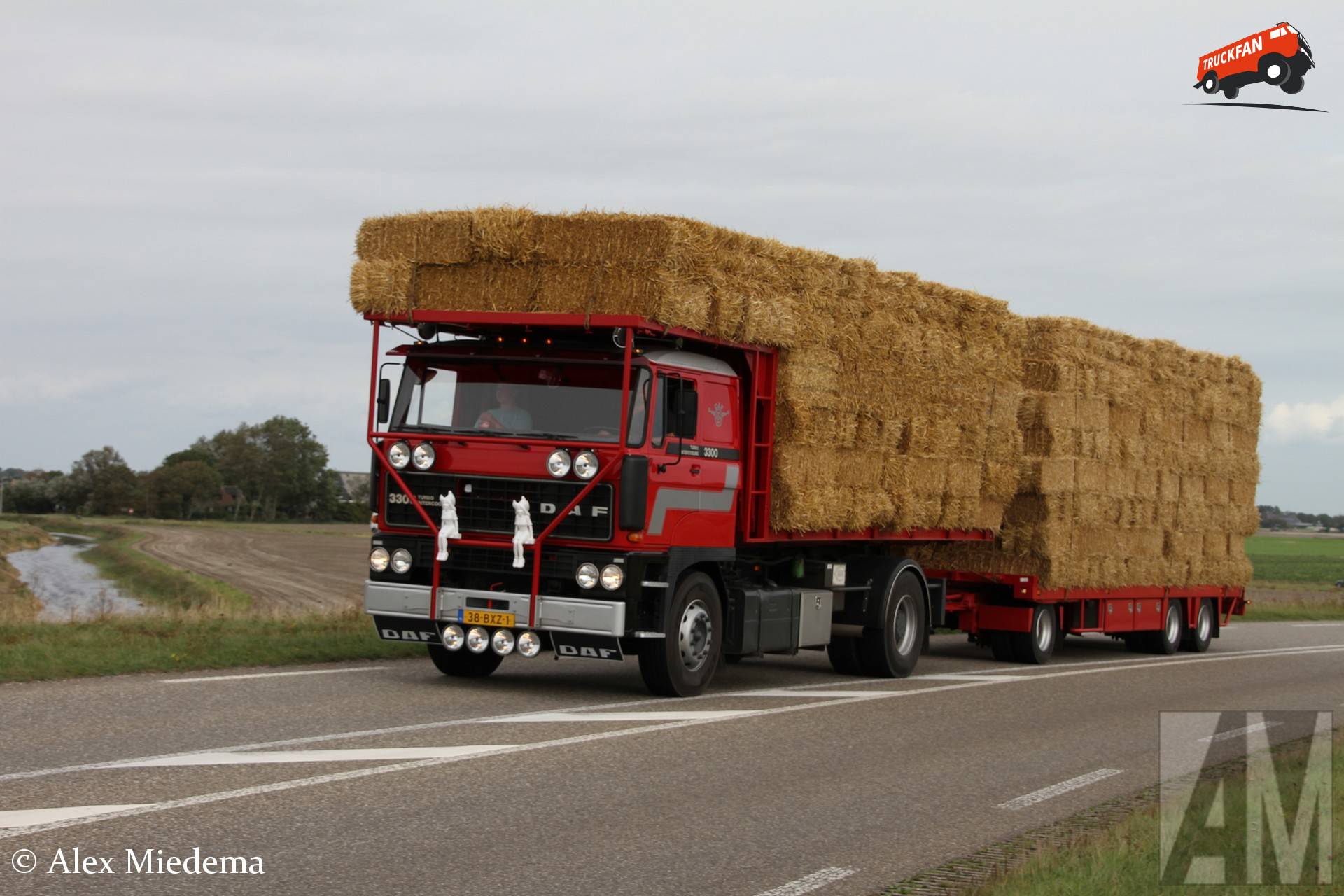 DAF 3300 with Katy Kleyn poppen at Oldtimer Truck Elfstedentocht