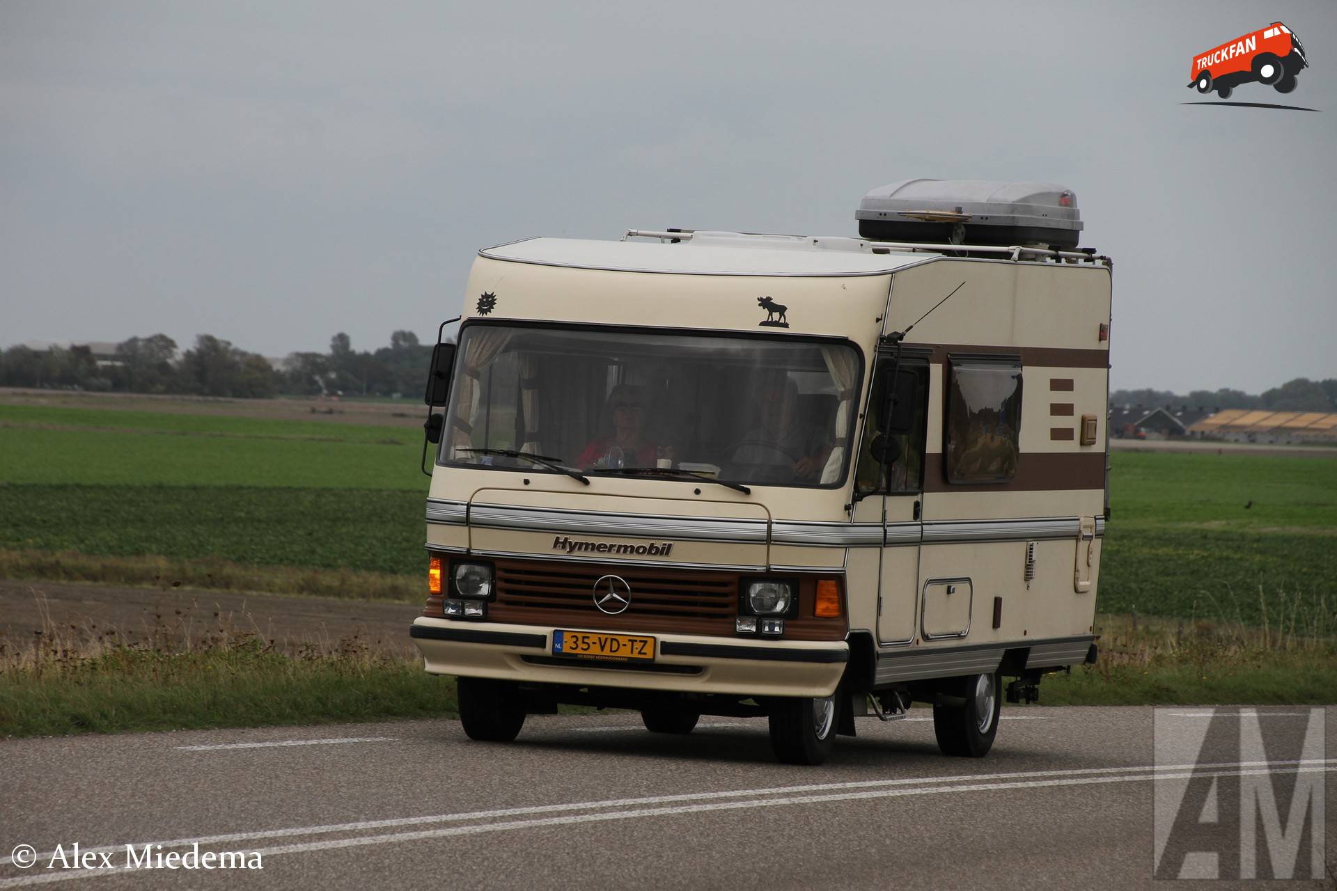 Hymermobil camper uit 1987 in Harlingen
