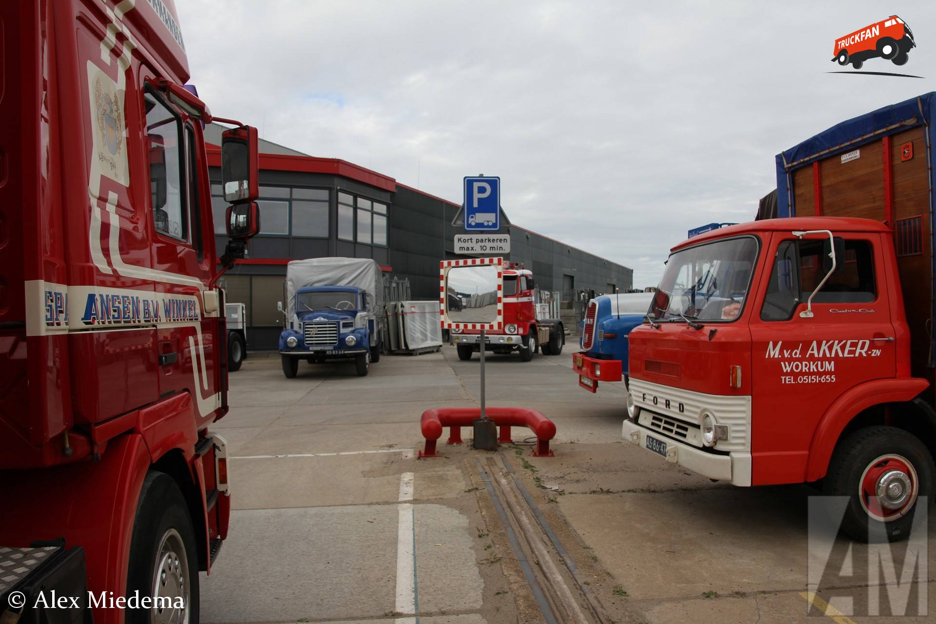 Oldtimer Ford D-serie truck at event