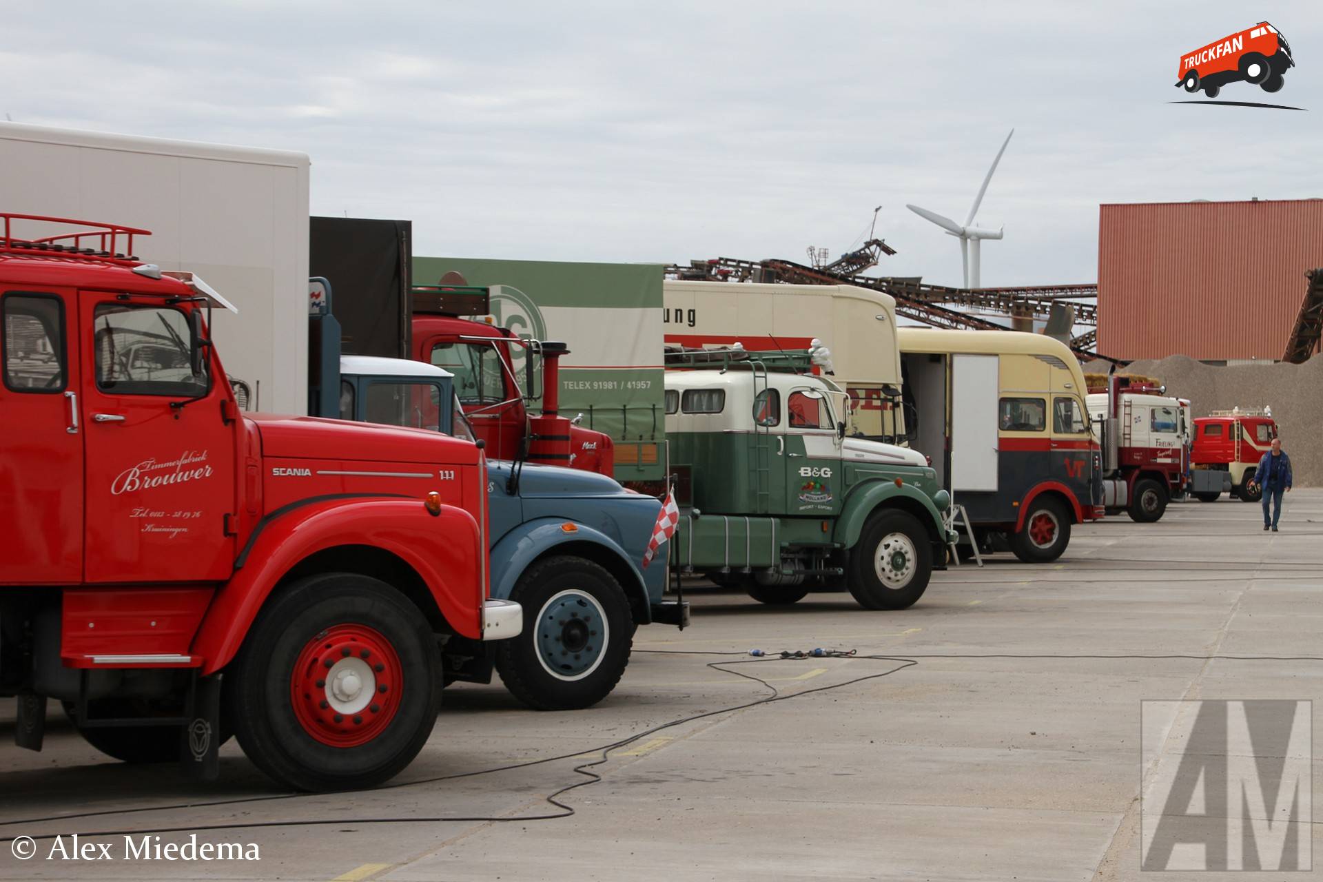 Oldtimer trucks tijdens Elfstedentocht overnachting