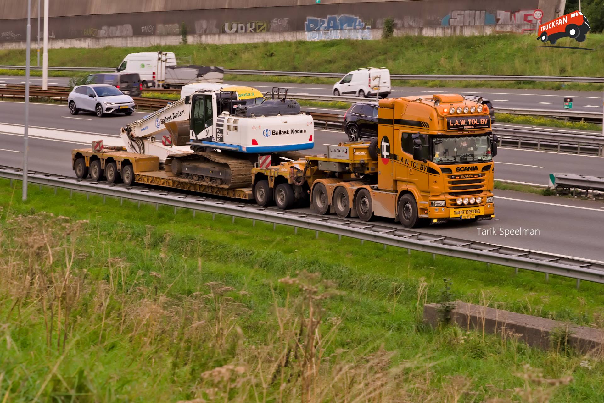 283, Scania R580 vrachtwagen met Komatsu PC 290 LC op A16