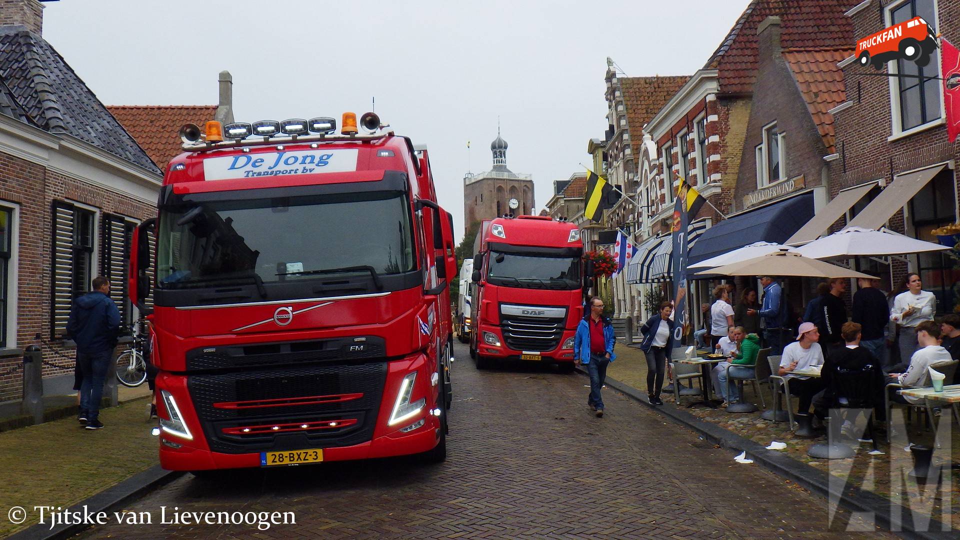 Volvo FM en DAF XF in binnenstad Workum