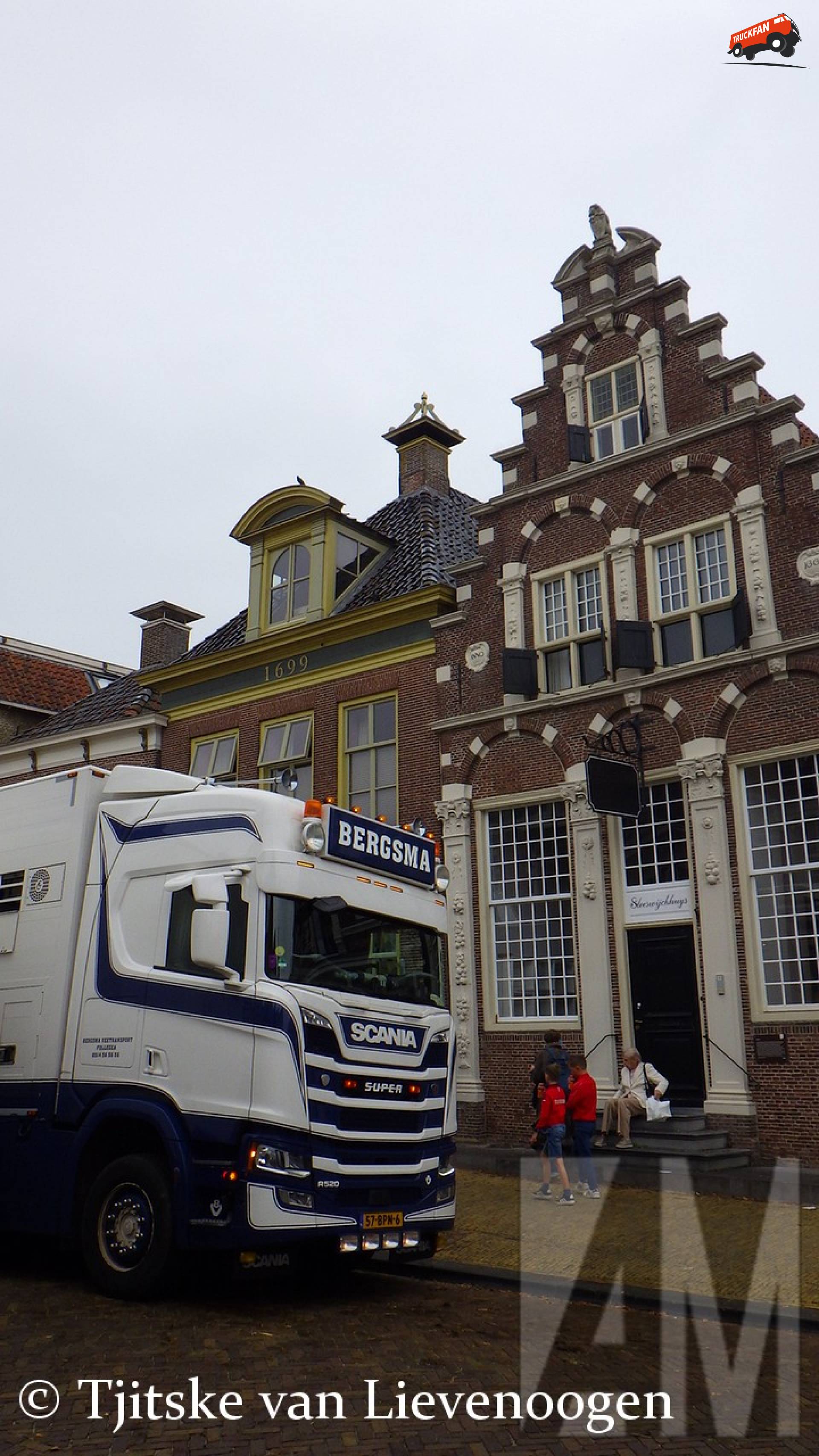 Scania R520 van Bergsma in binnenstad Workum