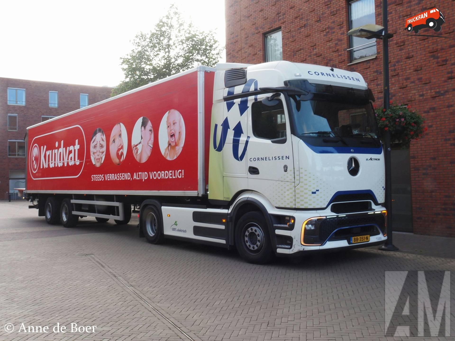 Bevoorrading van Kruidvat winkel met Mercedes-Benz eActros