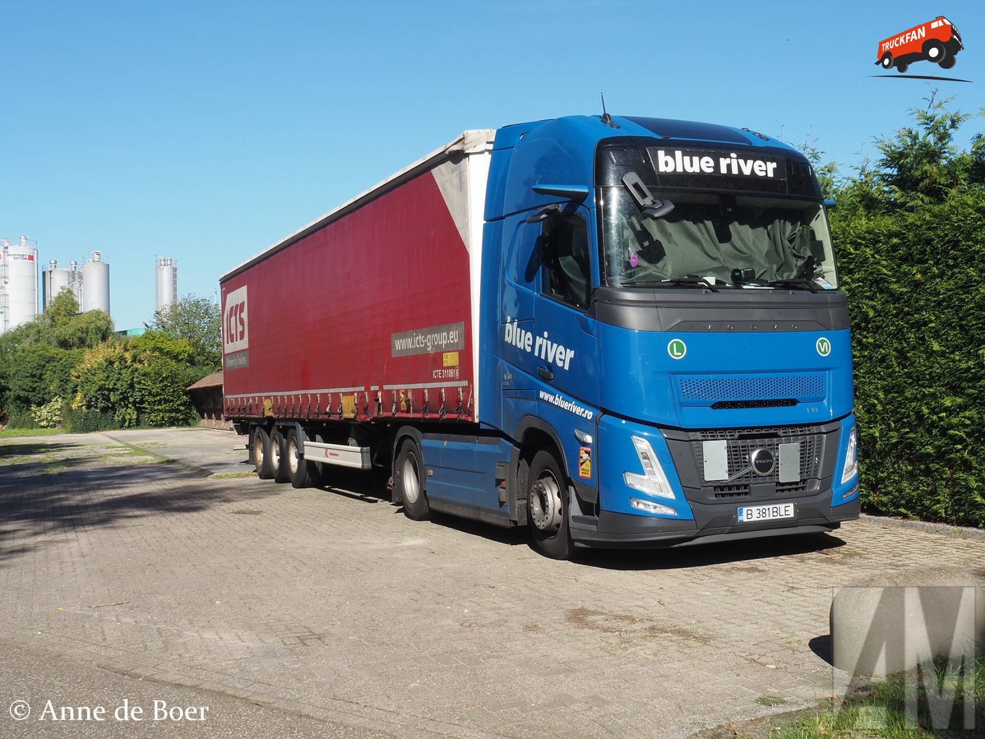 Volvo FH Aero van Blue River