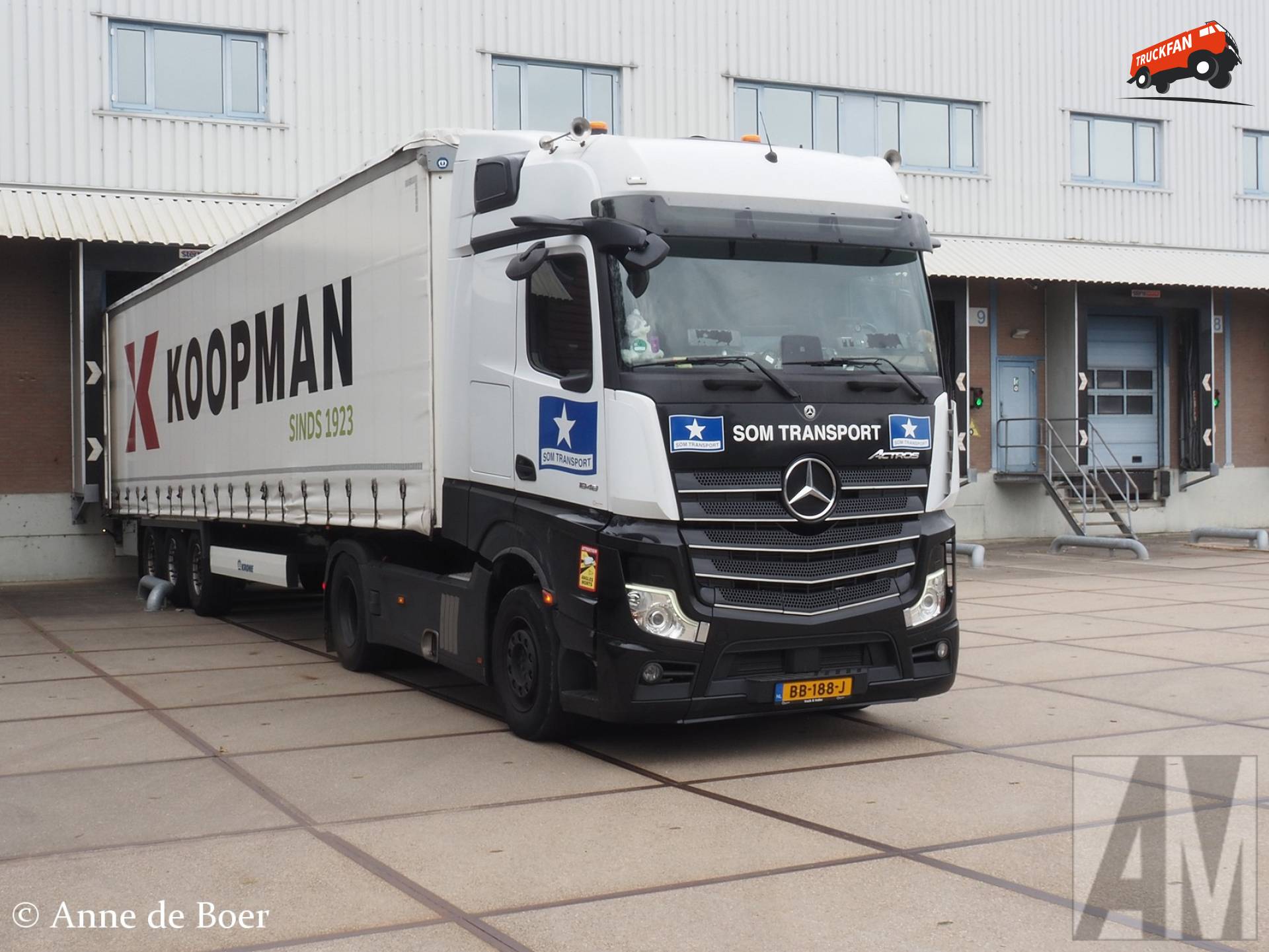 Mercedes-Benz Actros truck met Somalische vlag