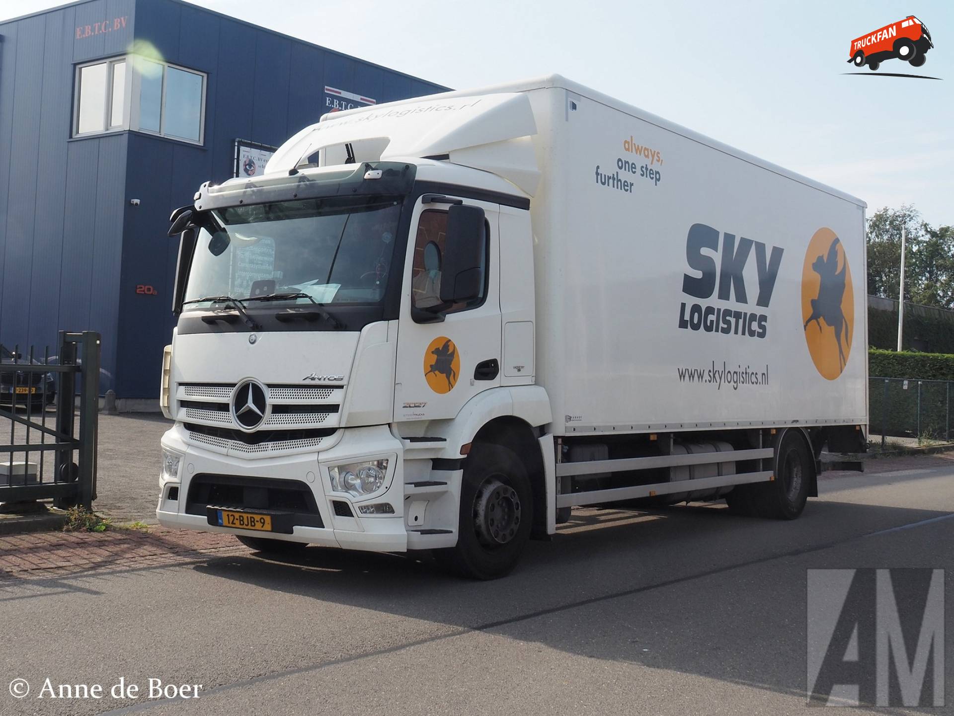 Mercedes-Benz Antos 2027 van Sky Logistics