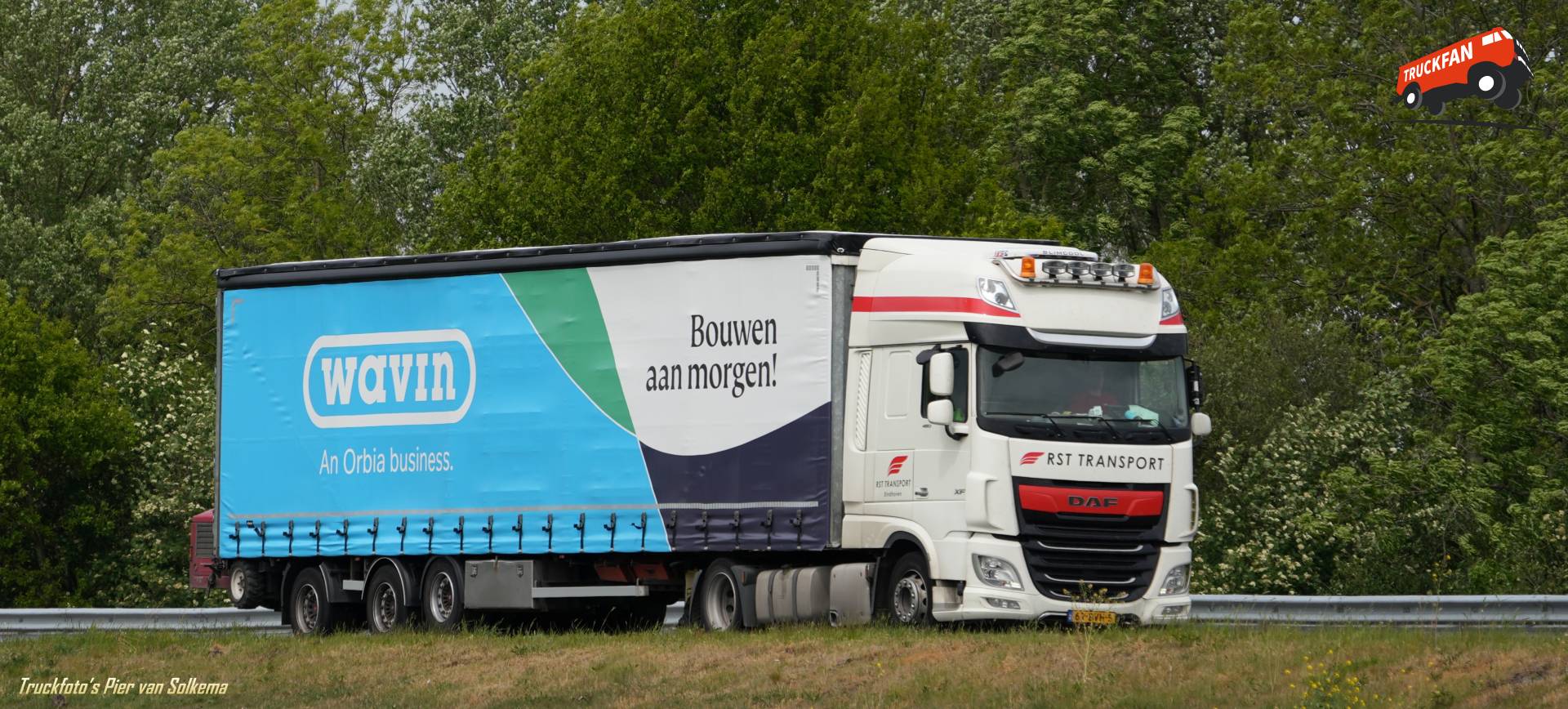 DAF XF vrachtwagen op A7 bij Sneek