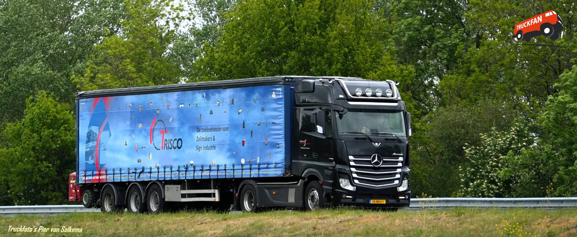 Mercedes Benz Actros vrachtwagen op A7 in Sneek