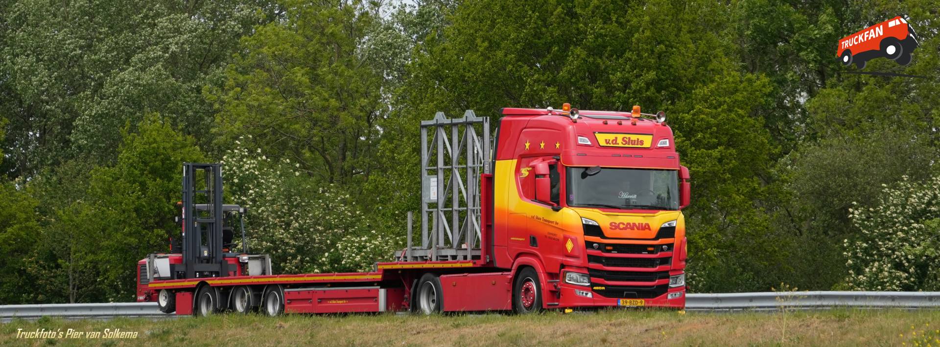 Scania 460R vrachtwagen bij A7 Sneek