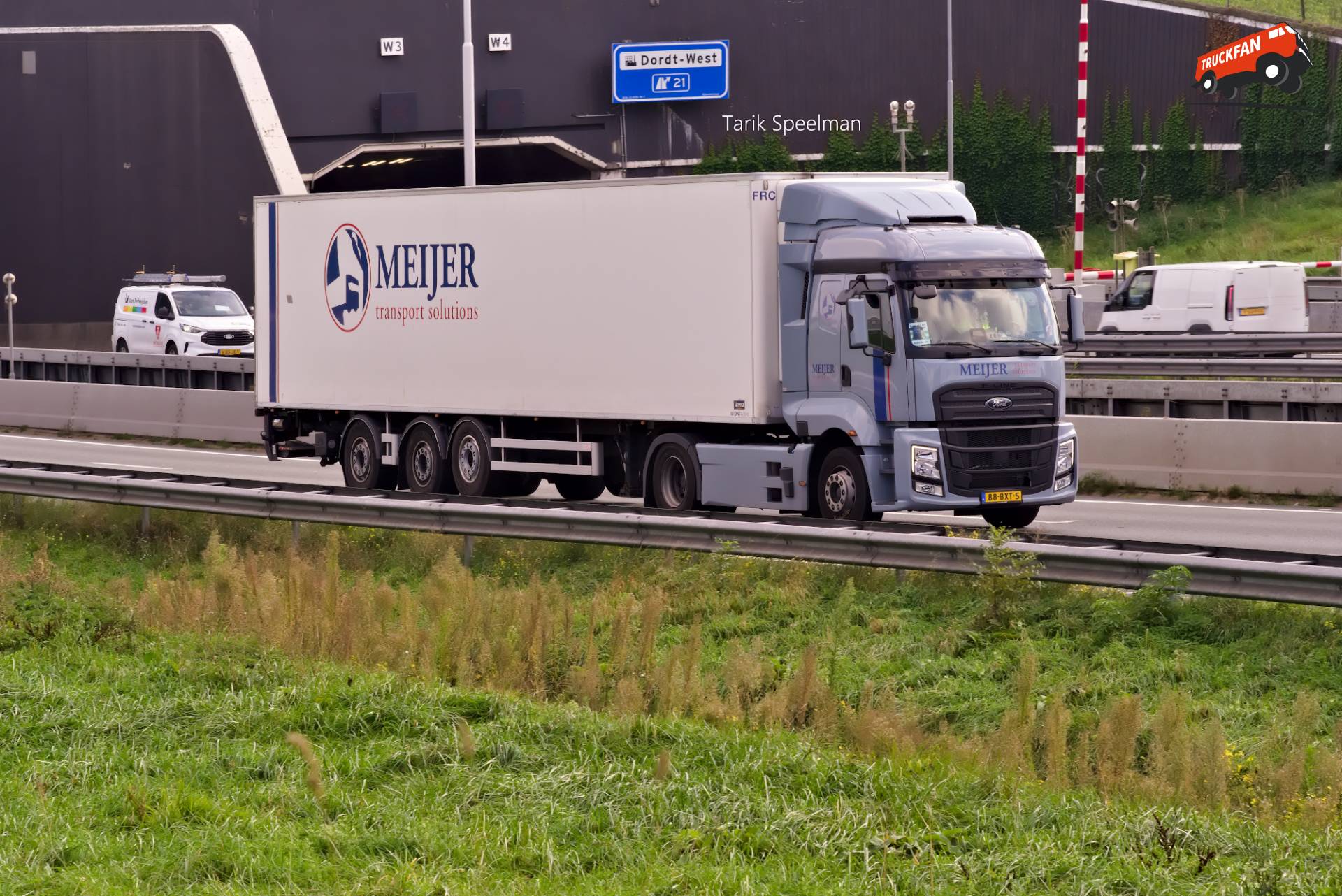 Ford F-Line vrachtwagen met kenteken 88-BXT-5