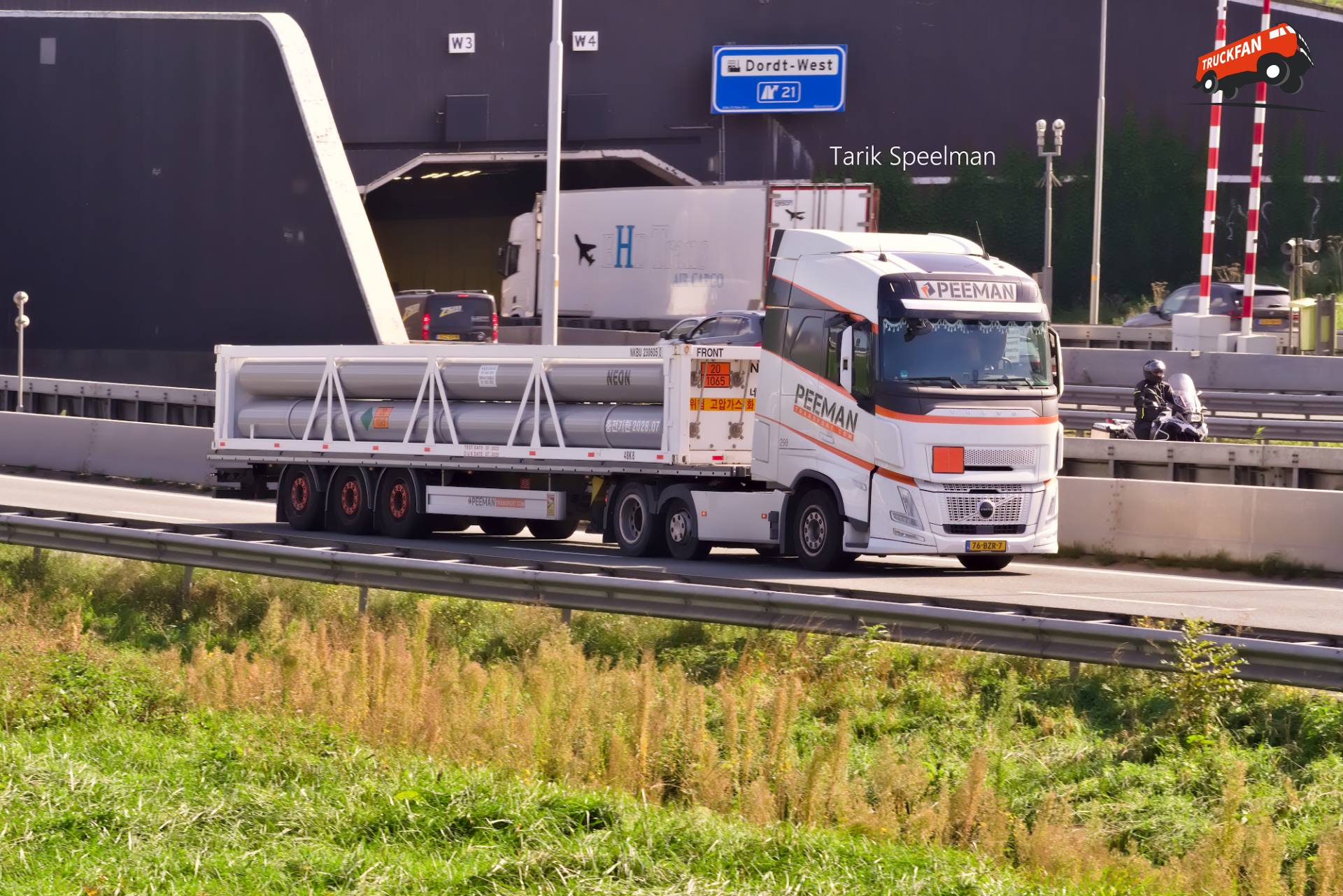 298, Volvo FH Aero truck with container on A16