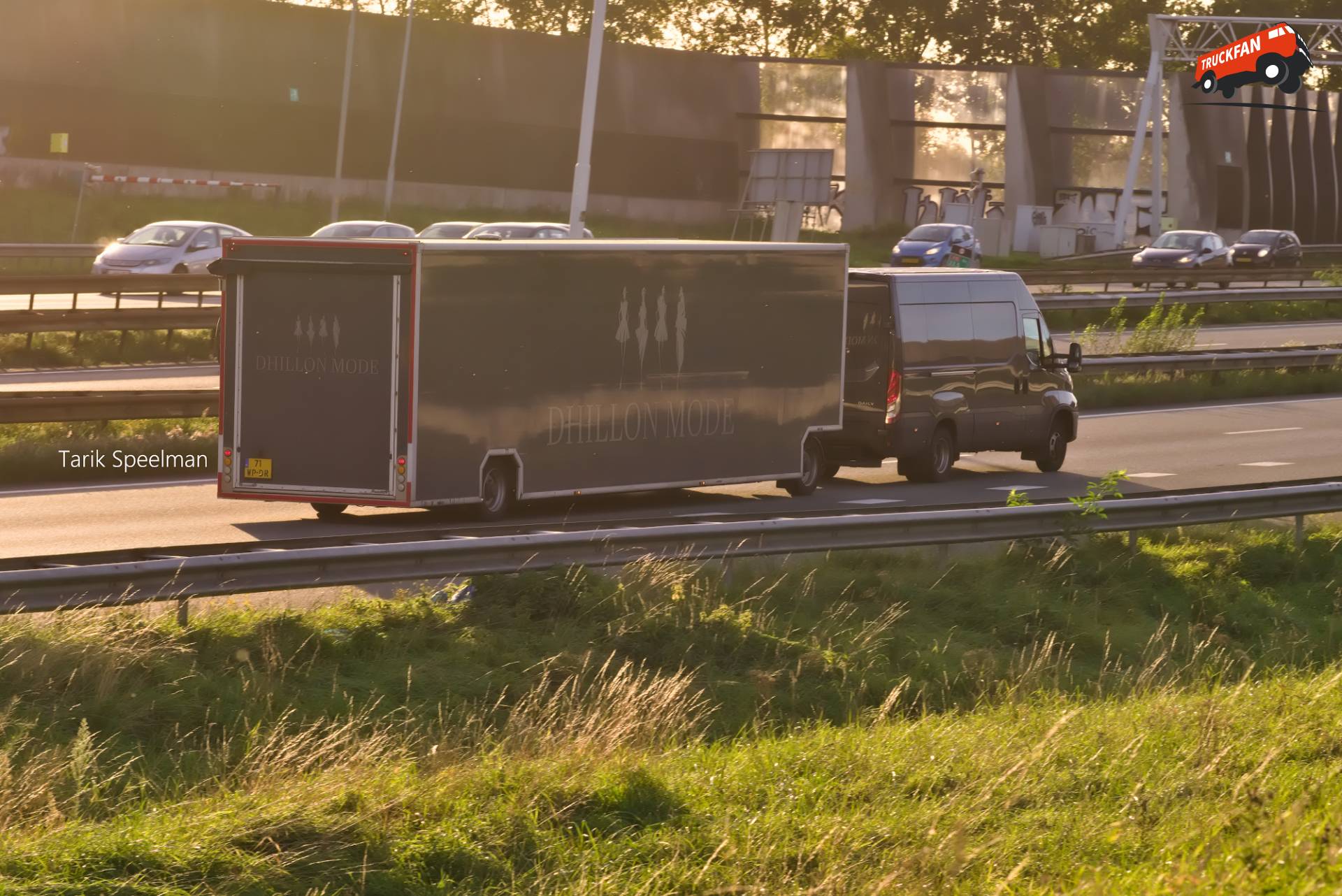 Iveco Daily met Kuiper aanhangwagen op A16