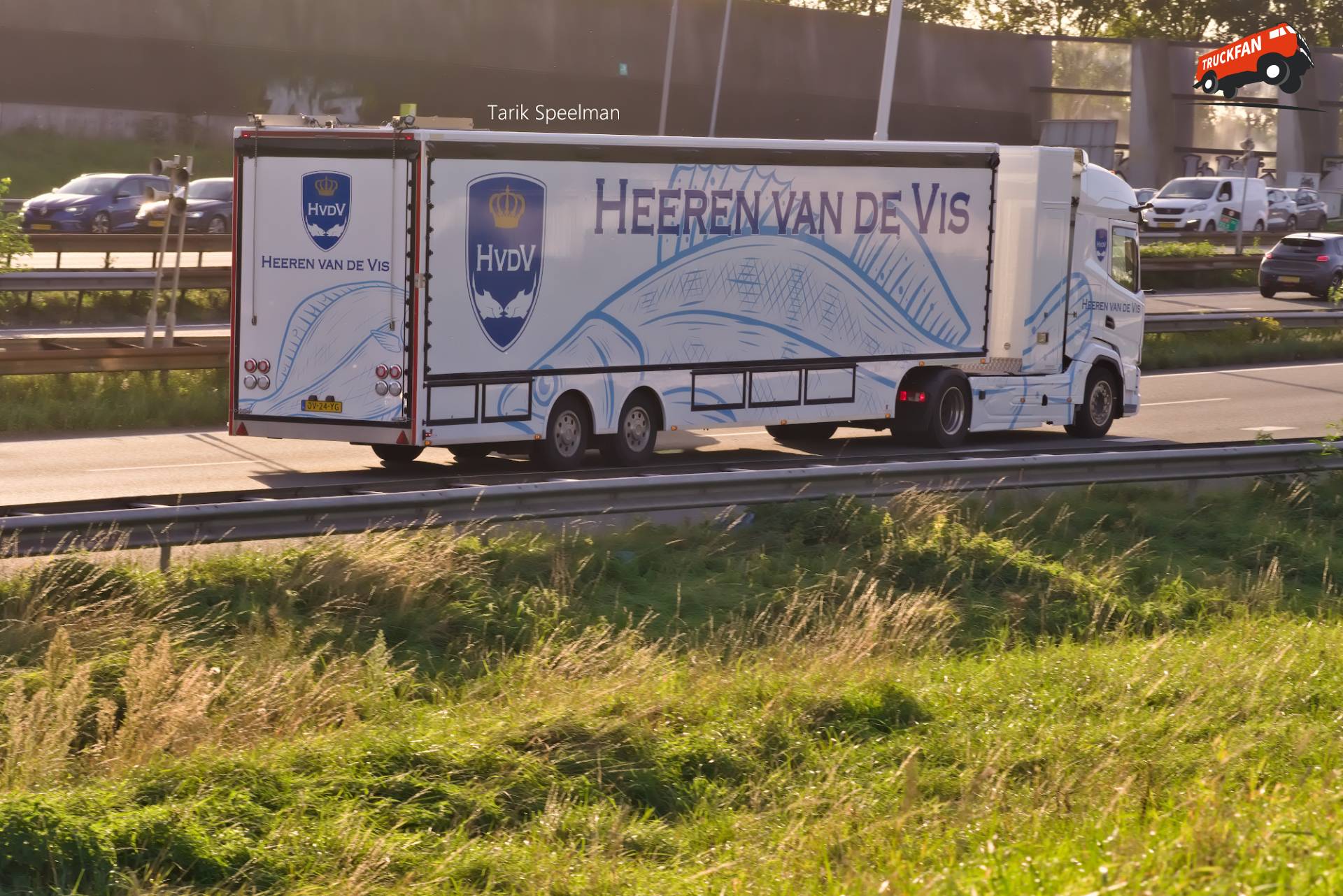 DAF XF vrachtwagen met Van Waarde oplegger