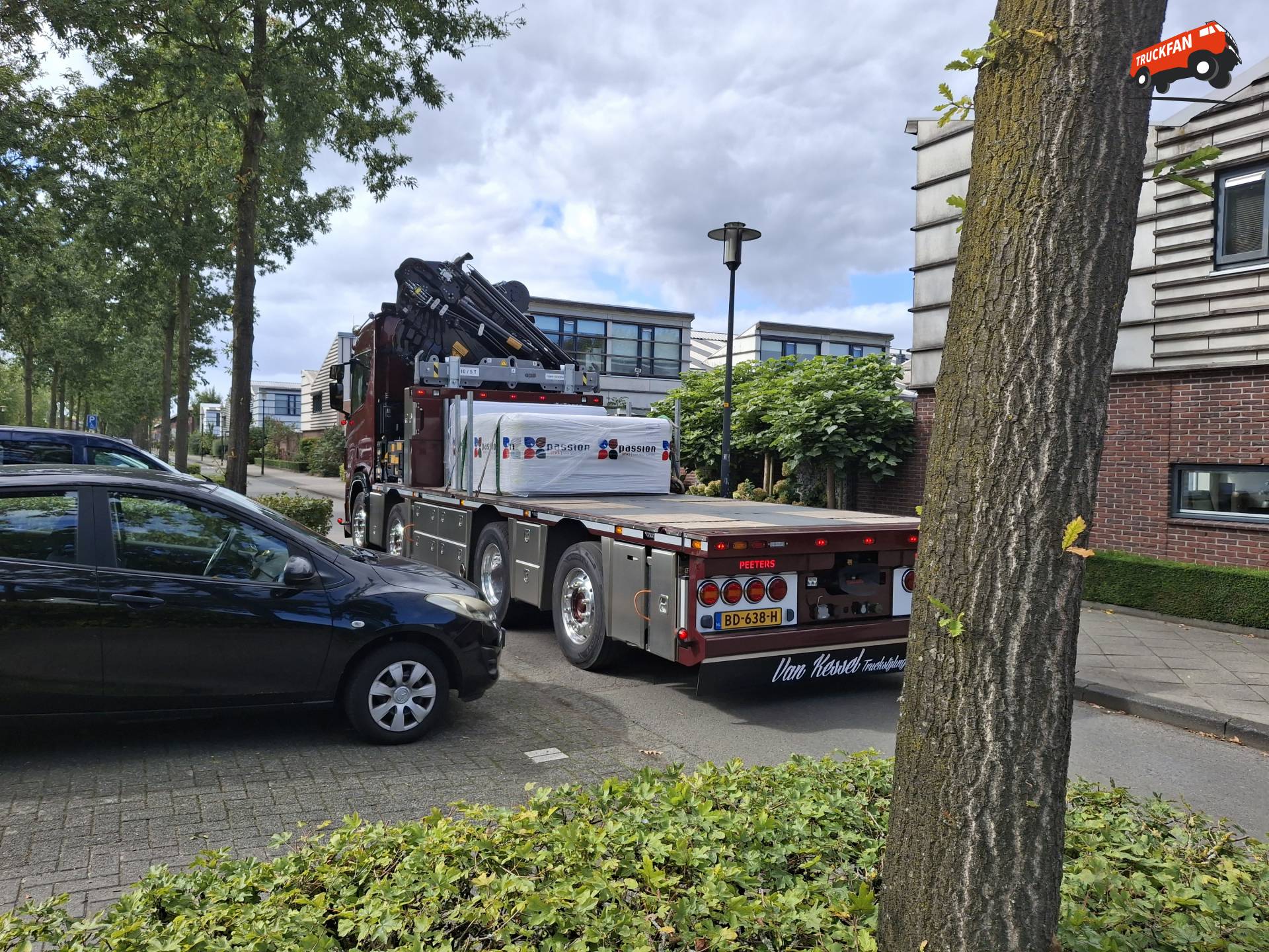 Scania R660 Truck op het logistieke terrein van Milheeze