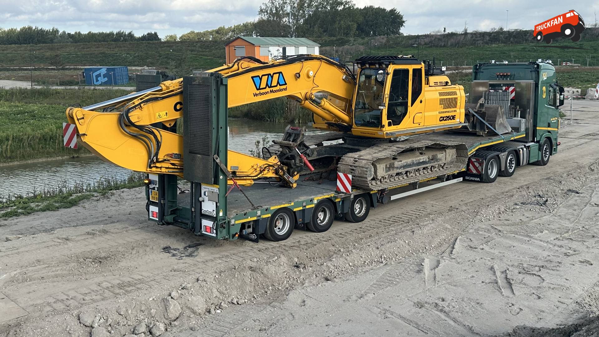 Case CX 250 geladen op semi van Jan Kees Boer