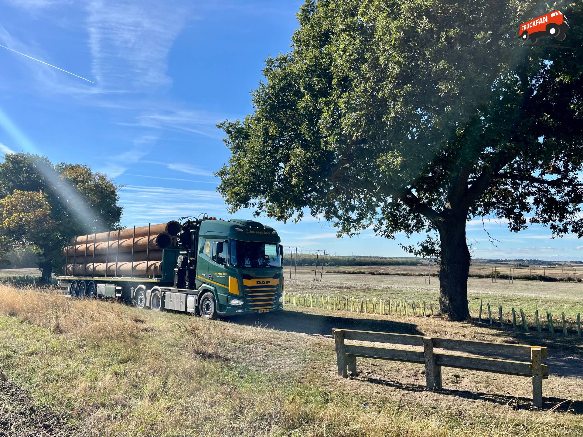 DAF XF met Hiab kraan en buizen