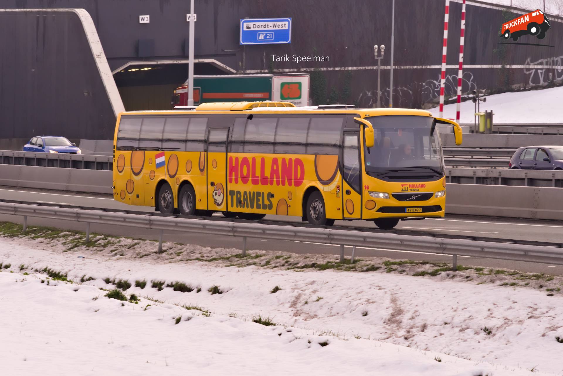 16, Volvo 9700 B8R reisbus van Holland Travels