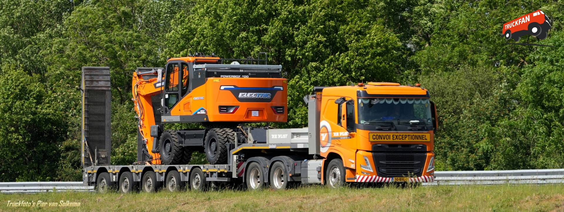 Volvo FM vrachtwagen bij A7 Sneek
