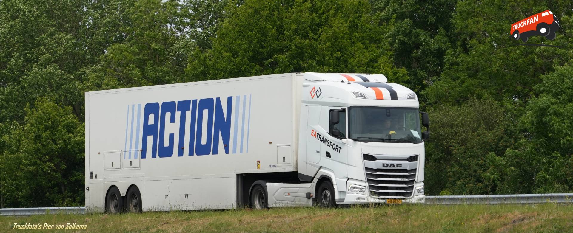 DAF XG vrachtwagen met gesloten opbouw